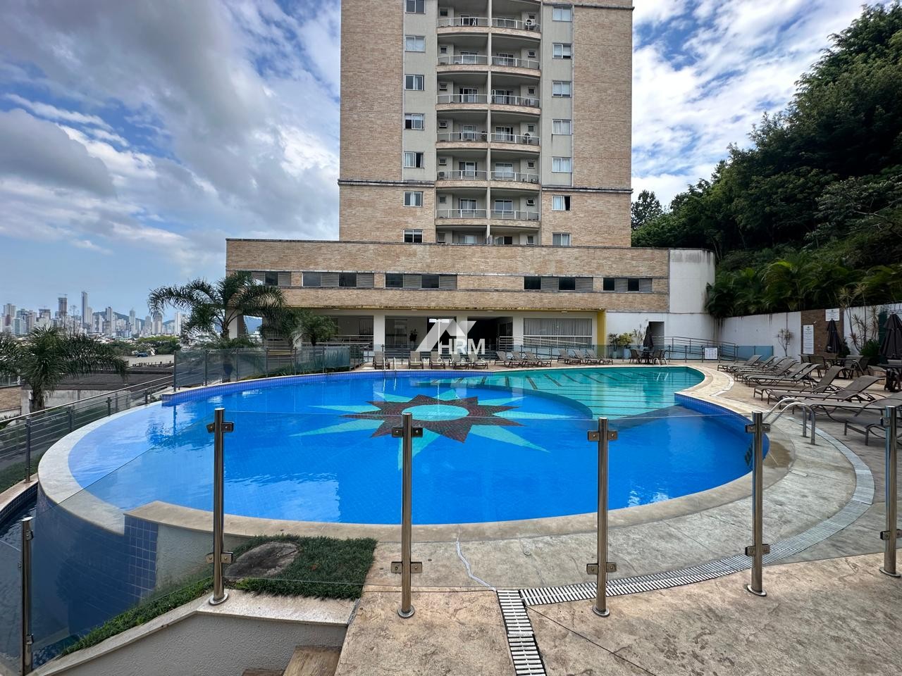 Apartamento com Vista Panorâmica, Varanda e Suíte no Tabuleiro, Camboriú-SC.