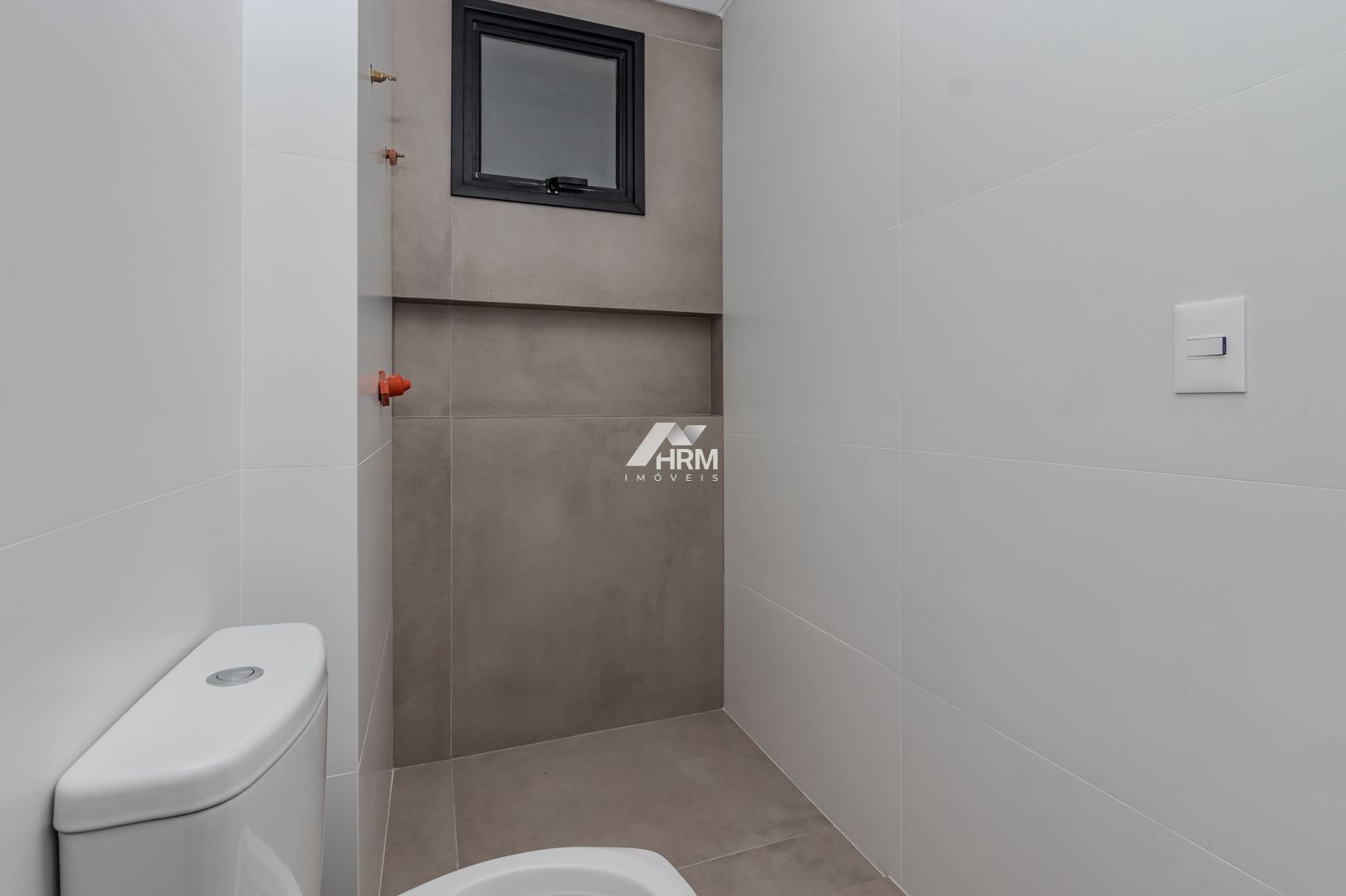 Apartamento com 04 suítes no Centro de Balneário Camboriú.