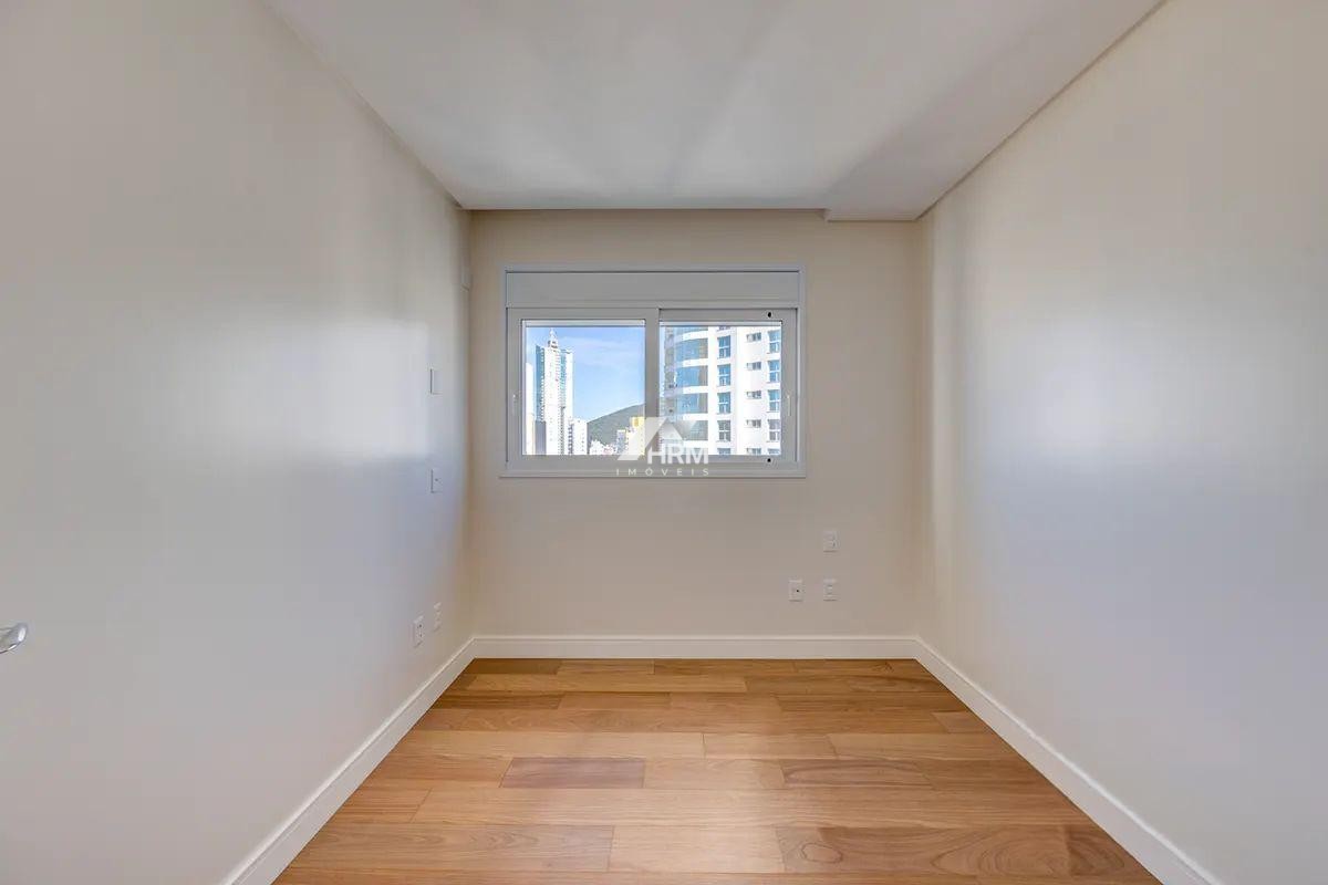 Apartamento Vista Para o Mar, com 03 Suítes no Bairro dos Pioneiros em Balneário Camboriú
