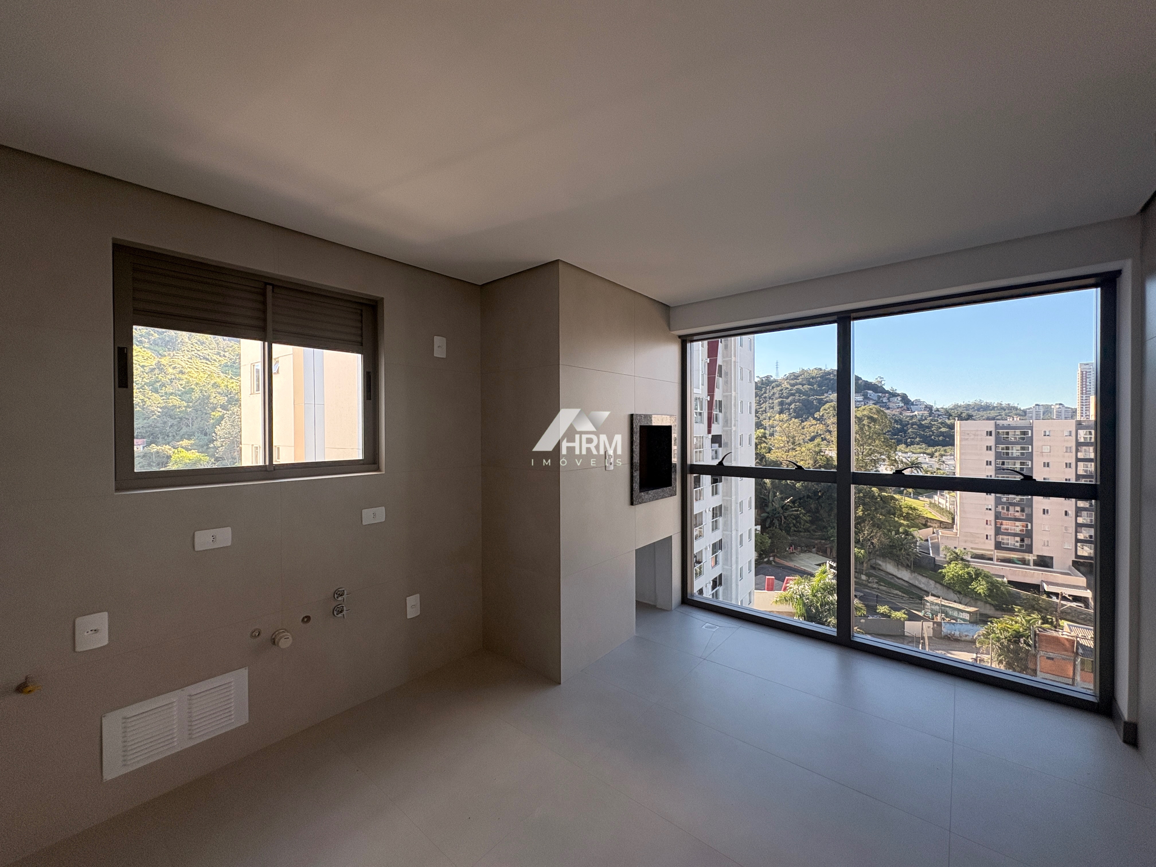 Apartamento na Praia Brava com 1 suíte + 1 dormitórios, 2 vagas e 1600m² de área de lazer