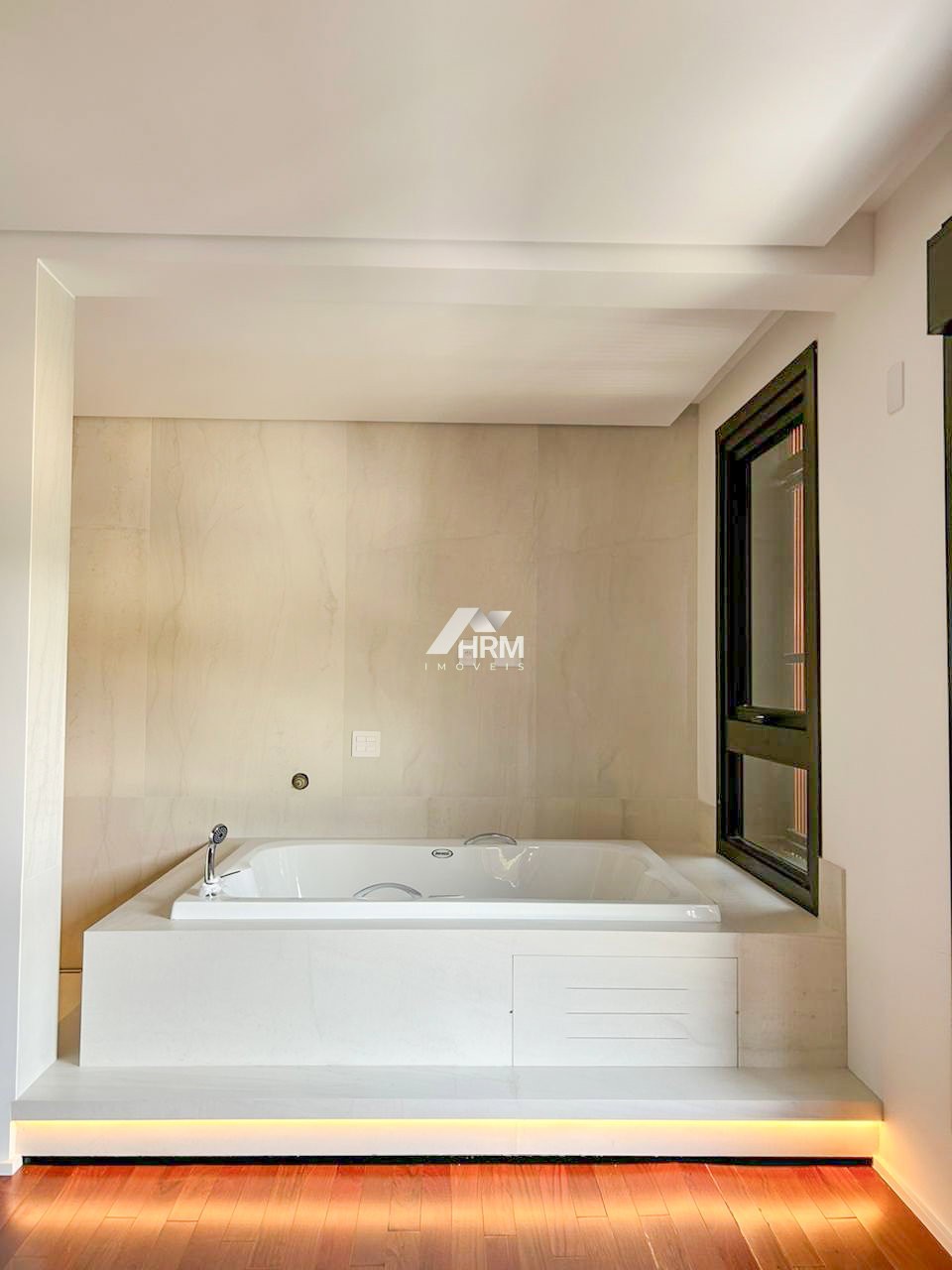 Casa Alto Padrão e Piso Aquecido no Bairro da Barra em Balneário Camboriú.