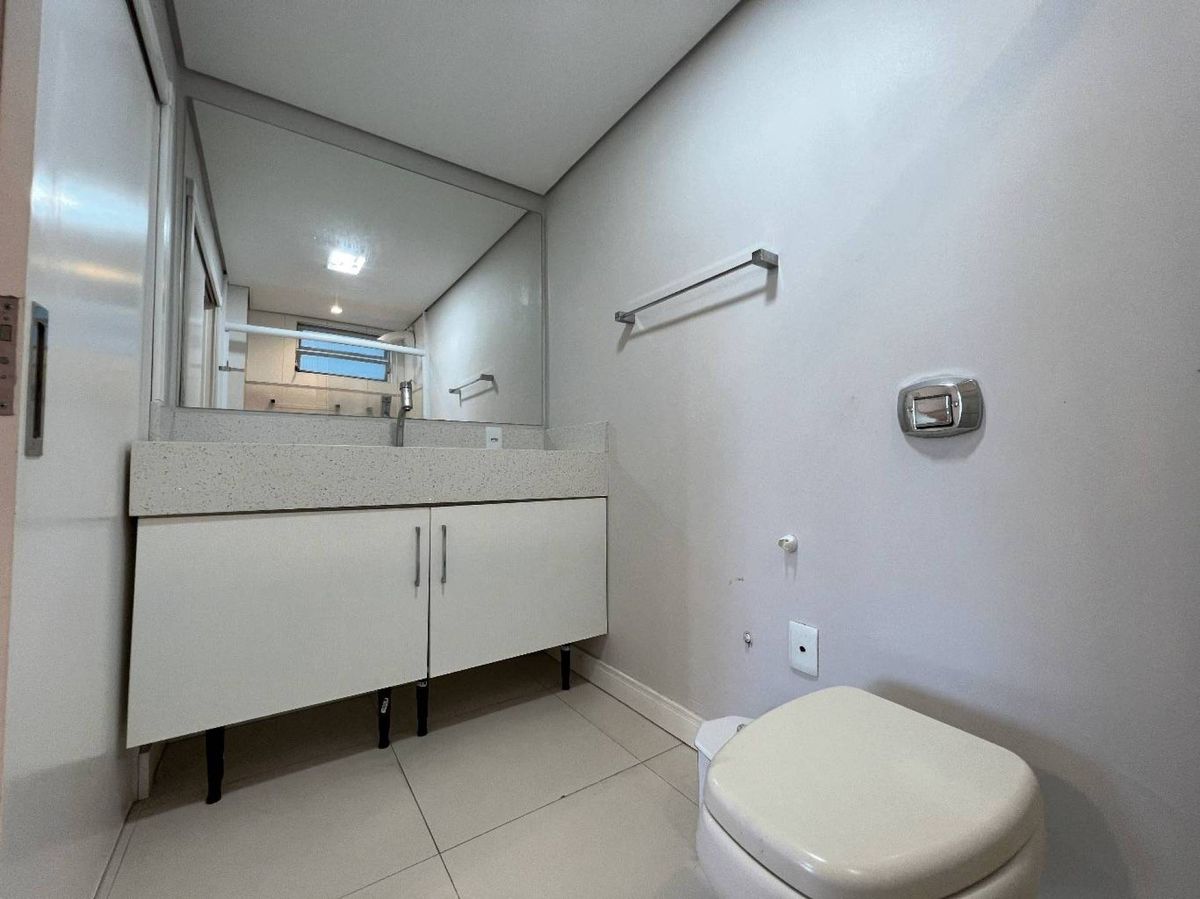 Apartamento com 3 quartosem prédio frente mar em Balneário Camboriú.
