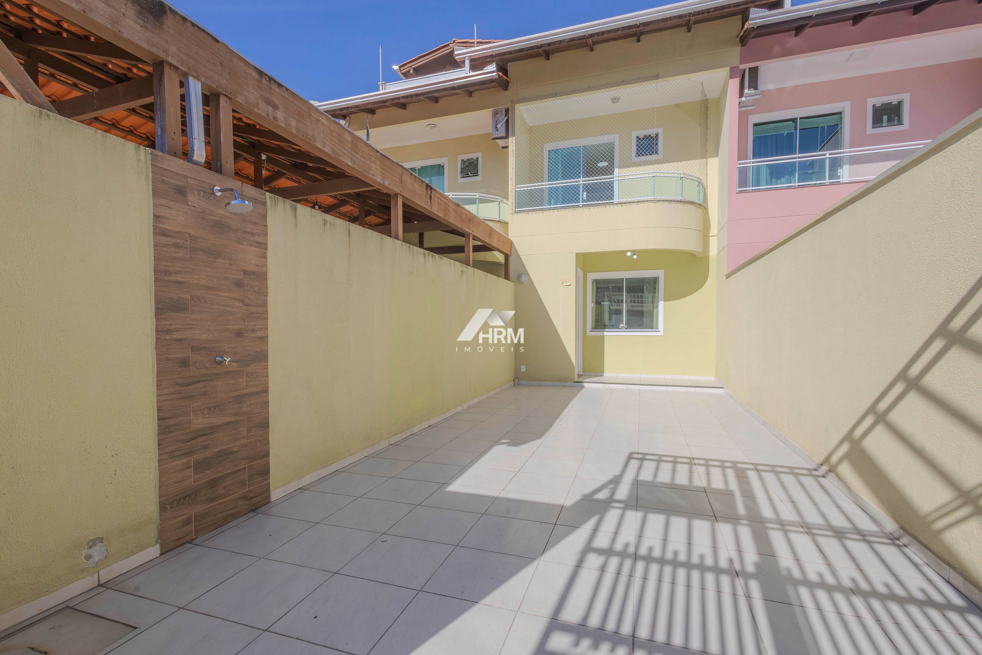 Casa em Balneário Camboriú, bairro Ariribá - 3 dorm (1 suíte), 2 vagas, 112m2 de área privativa.