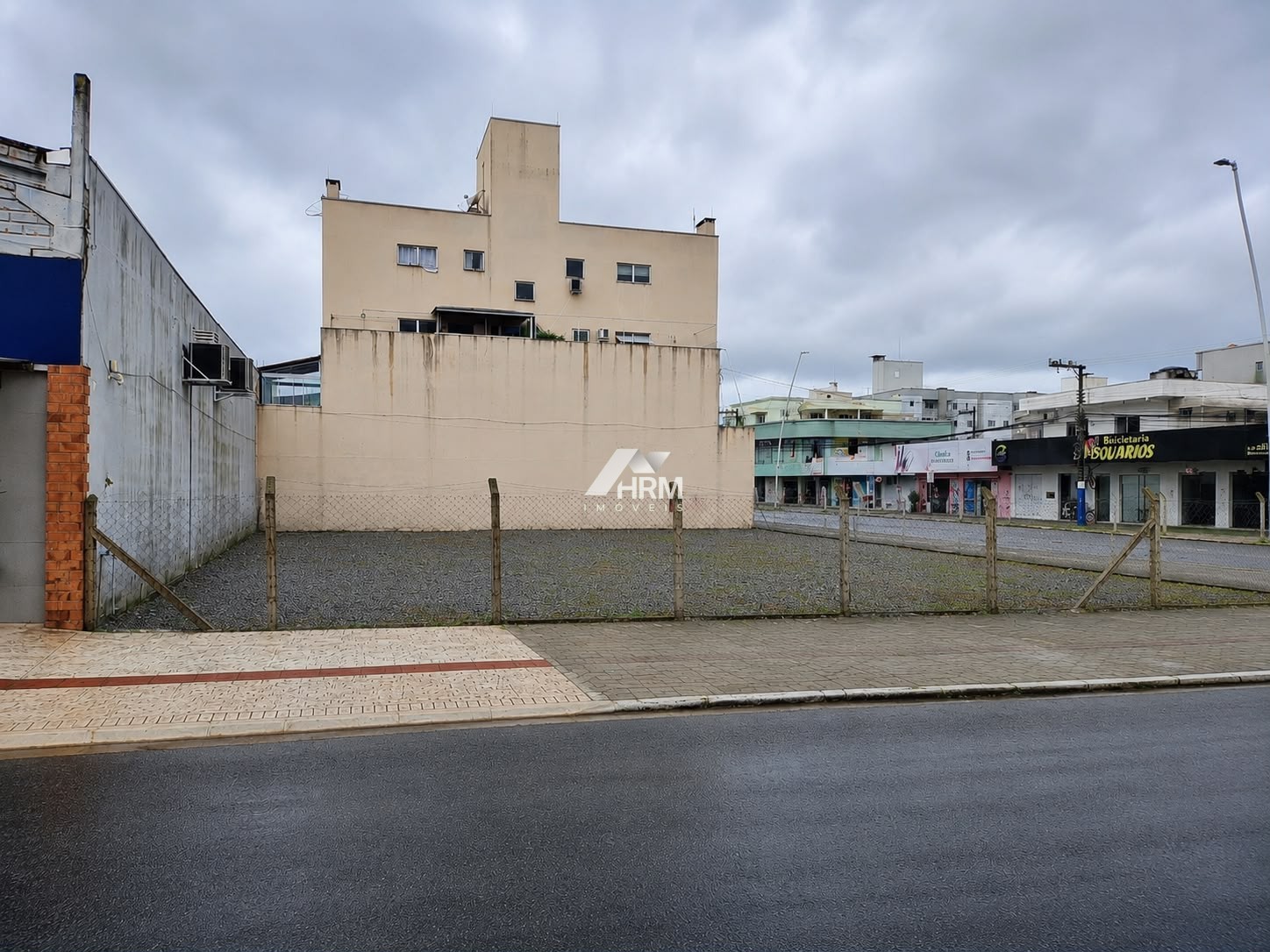 Terreno de esquina à venda no bairro Vila Real, em Balneário Camboriú