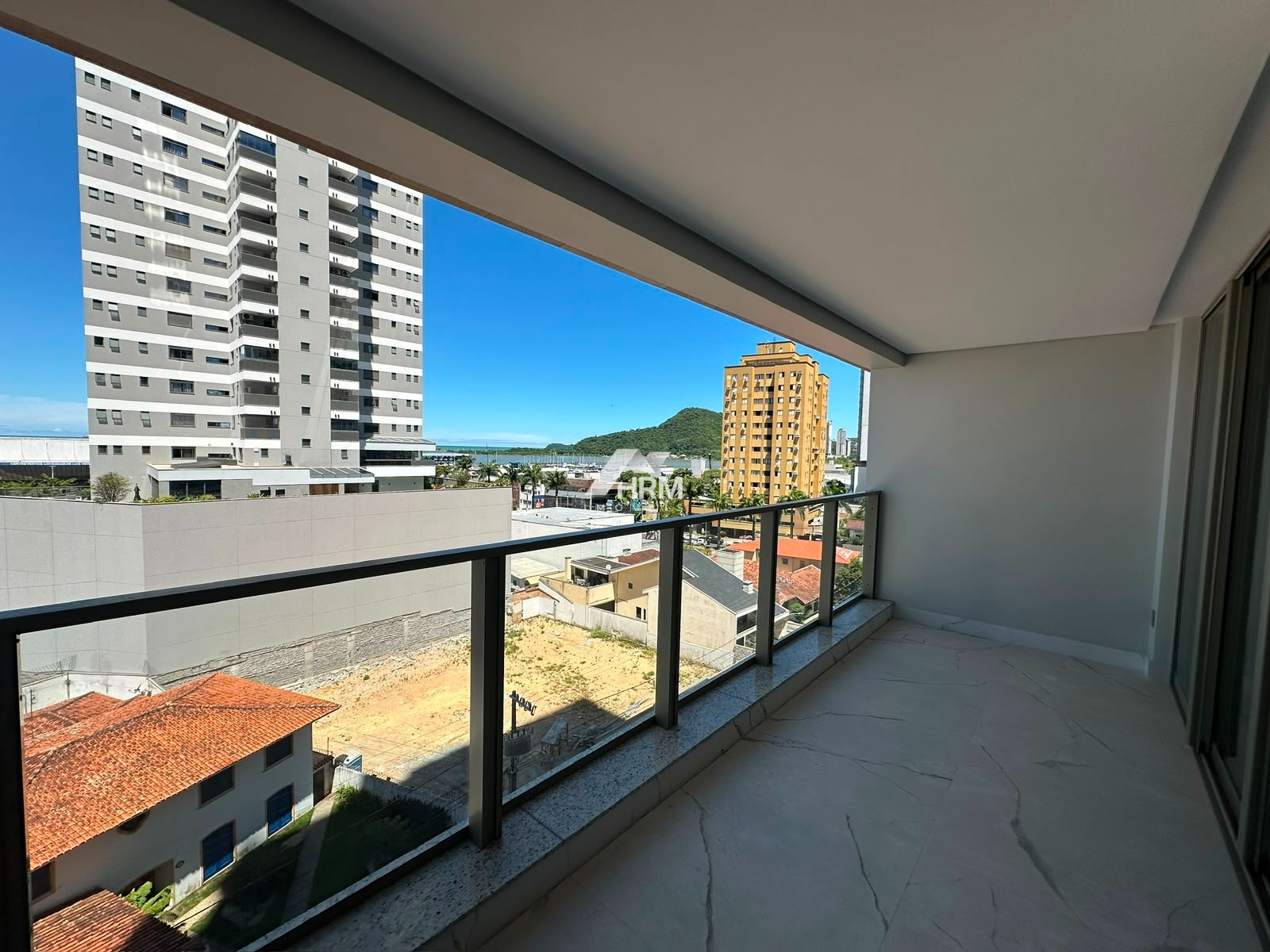 Apartamento com Varanda Gourmet e 03 Suítes. Centro, Itajaí-SC.