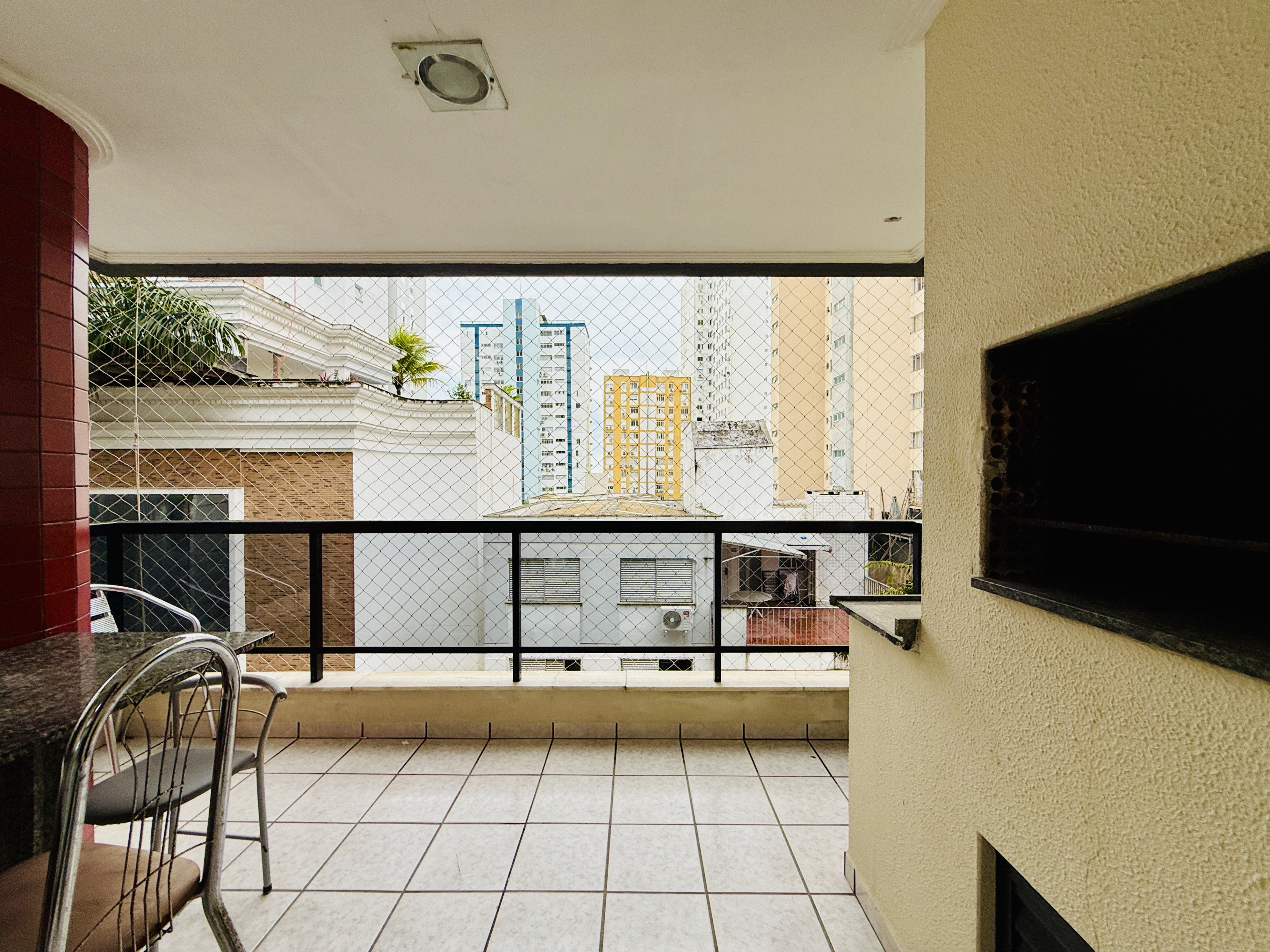 Apartamento duplex com 03 suítes acerca de 100m do mar de Balneário Camboriú.