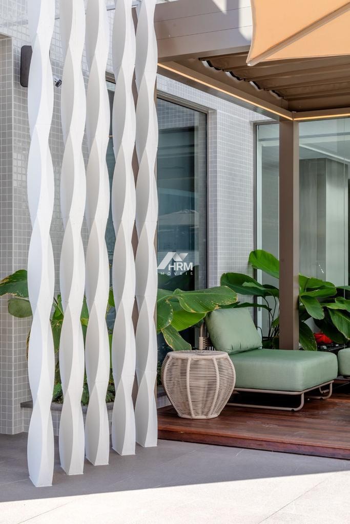 Apartamento com Vista Panorâmica e Móveis Planejados. Centro, Balneário Camboriú.