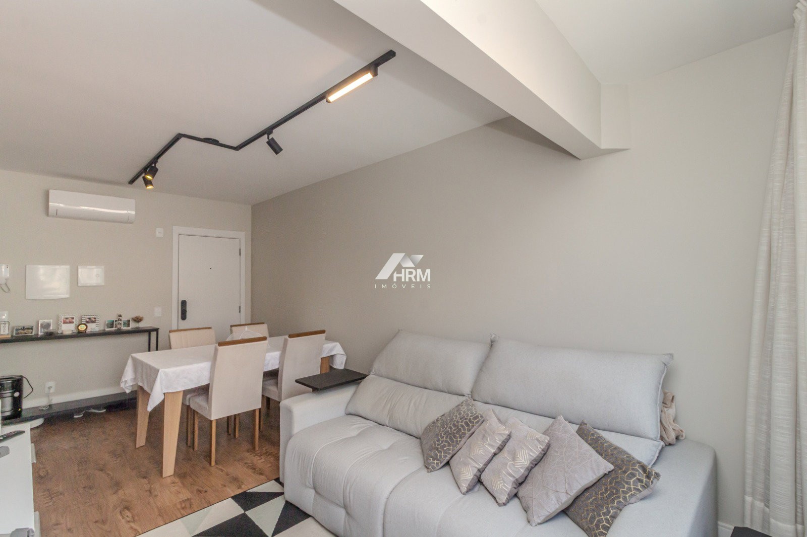 Apartamento com 2 quartos, sendo 1 suíte no Centro de Balneário Camboriú.