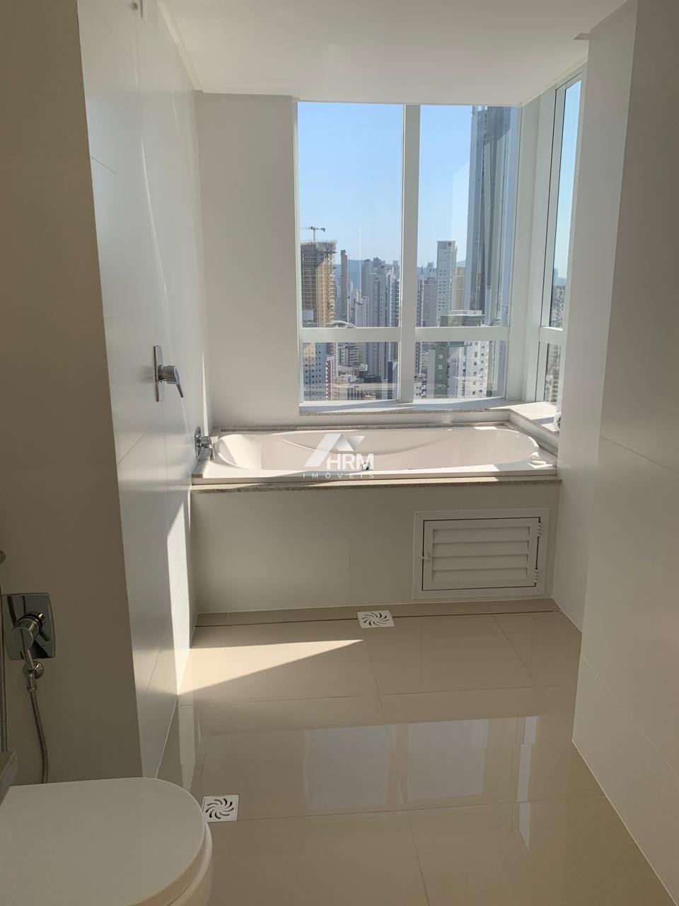 Apartamento Quadra Mar, 04 Suítes no Centro de Balneário Camboriú.