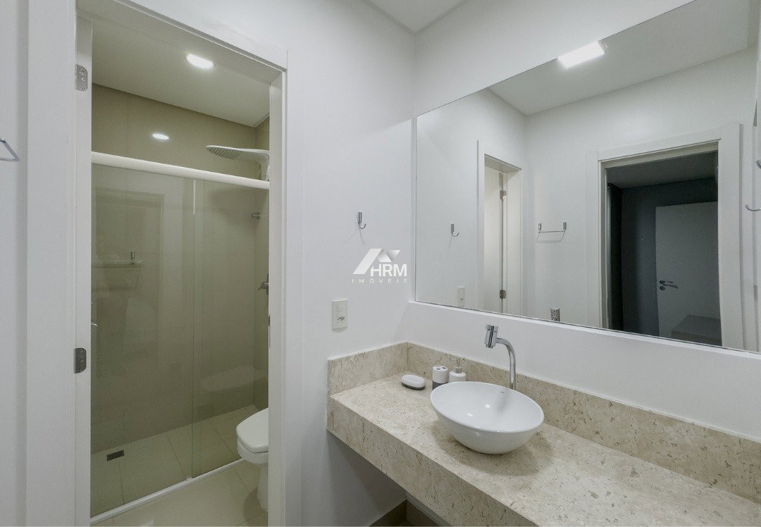 Apartamento com 04 suítes e 05 banheiros. Pioneiros, Balneário Camboriú.