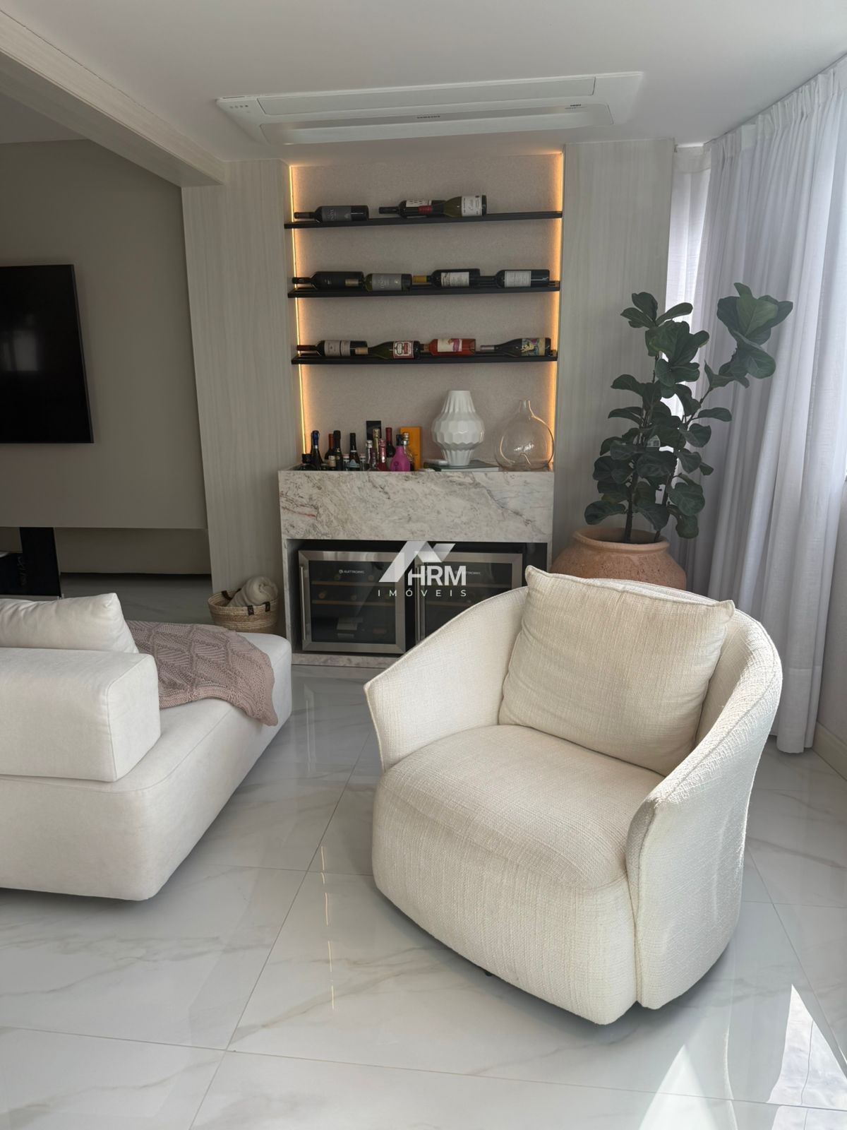 Apartamento, 02 quartos sendo 01 suíte. Centro, Balneário Camboriú.