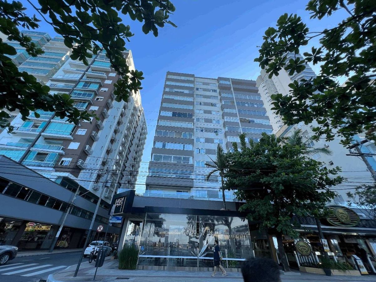 Apartamento com 3 quartosem prédio frente mar em Balneário Camboriú.