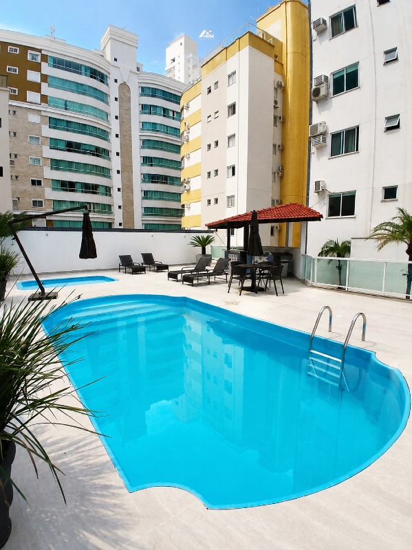 Apartamento quadra mar, mobiliado 2 dormitórios e 2 vagas para venda em Balneário Camboriú-SC