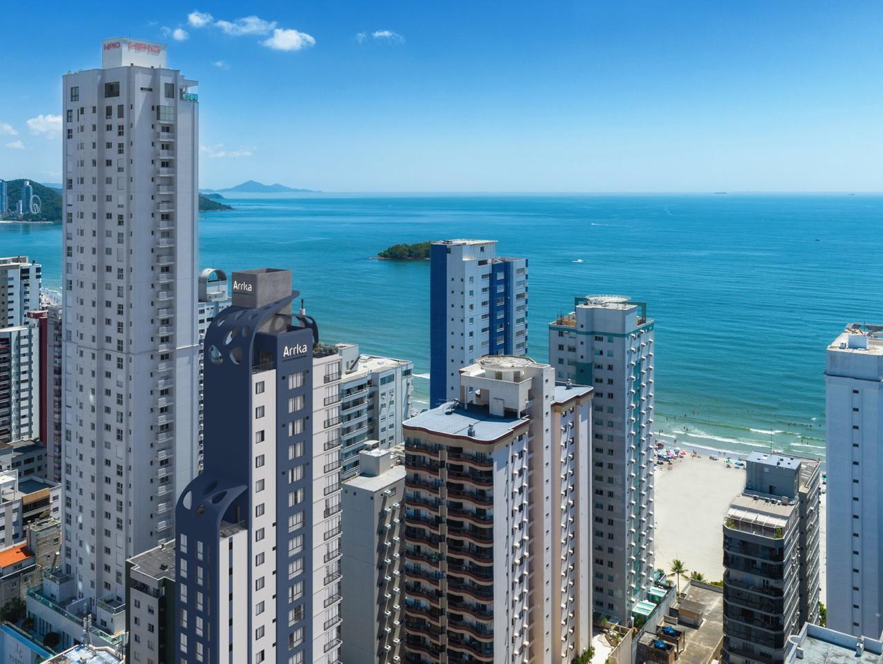 Apartamento com 4 suítes na quadra do mar em Balneário Camboriú