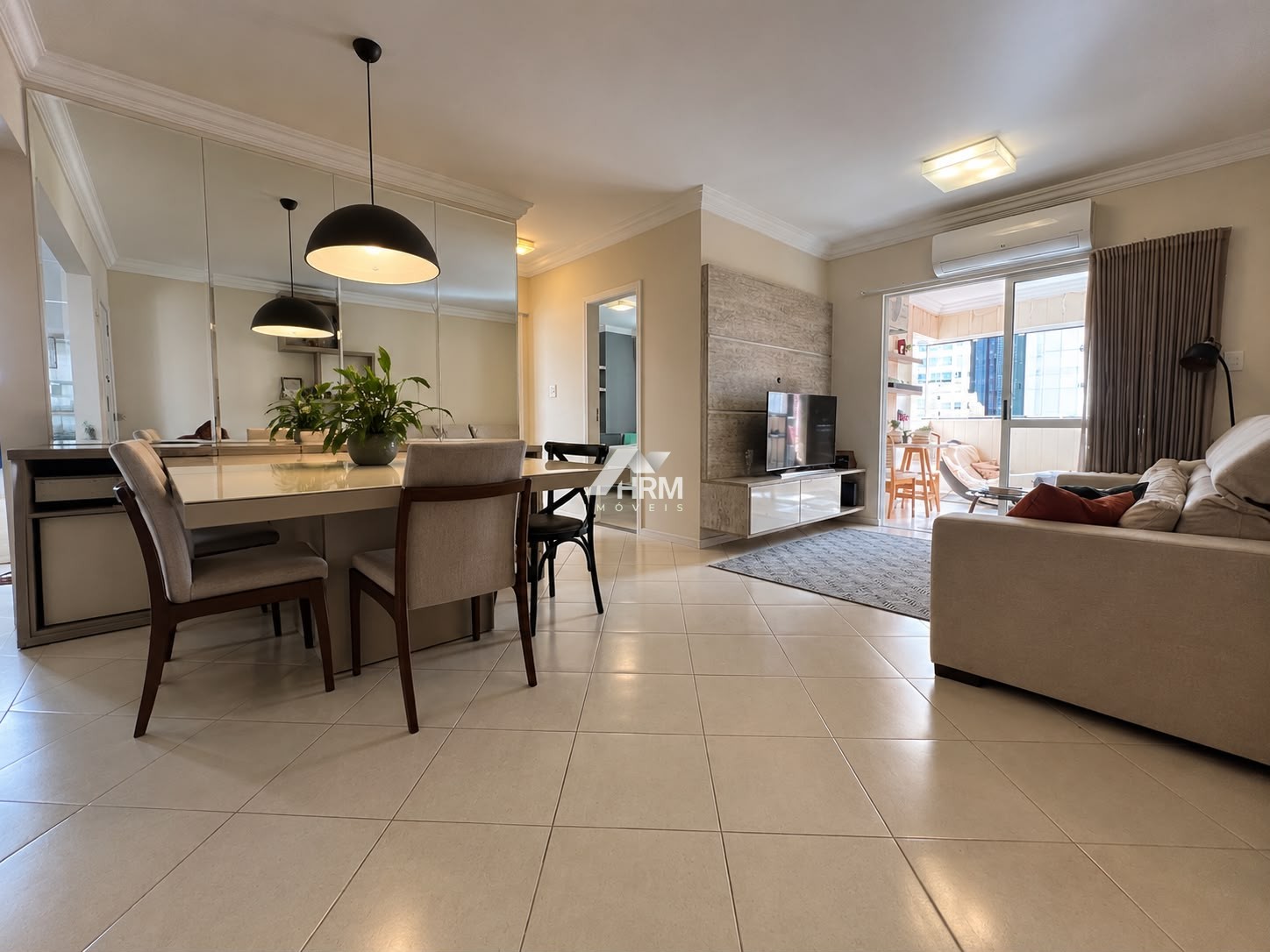 Apartamento, 2 dormitórios, churrasqueira, 1 vaga em Balneário Camboriú.