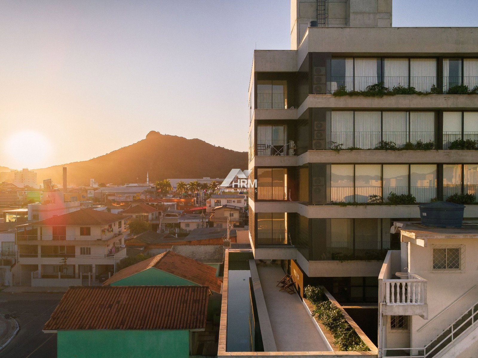 Apartamento com 02 quartos, sendo 01 suíte em Balneário Camboriú.