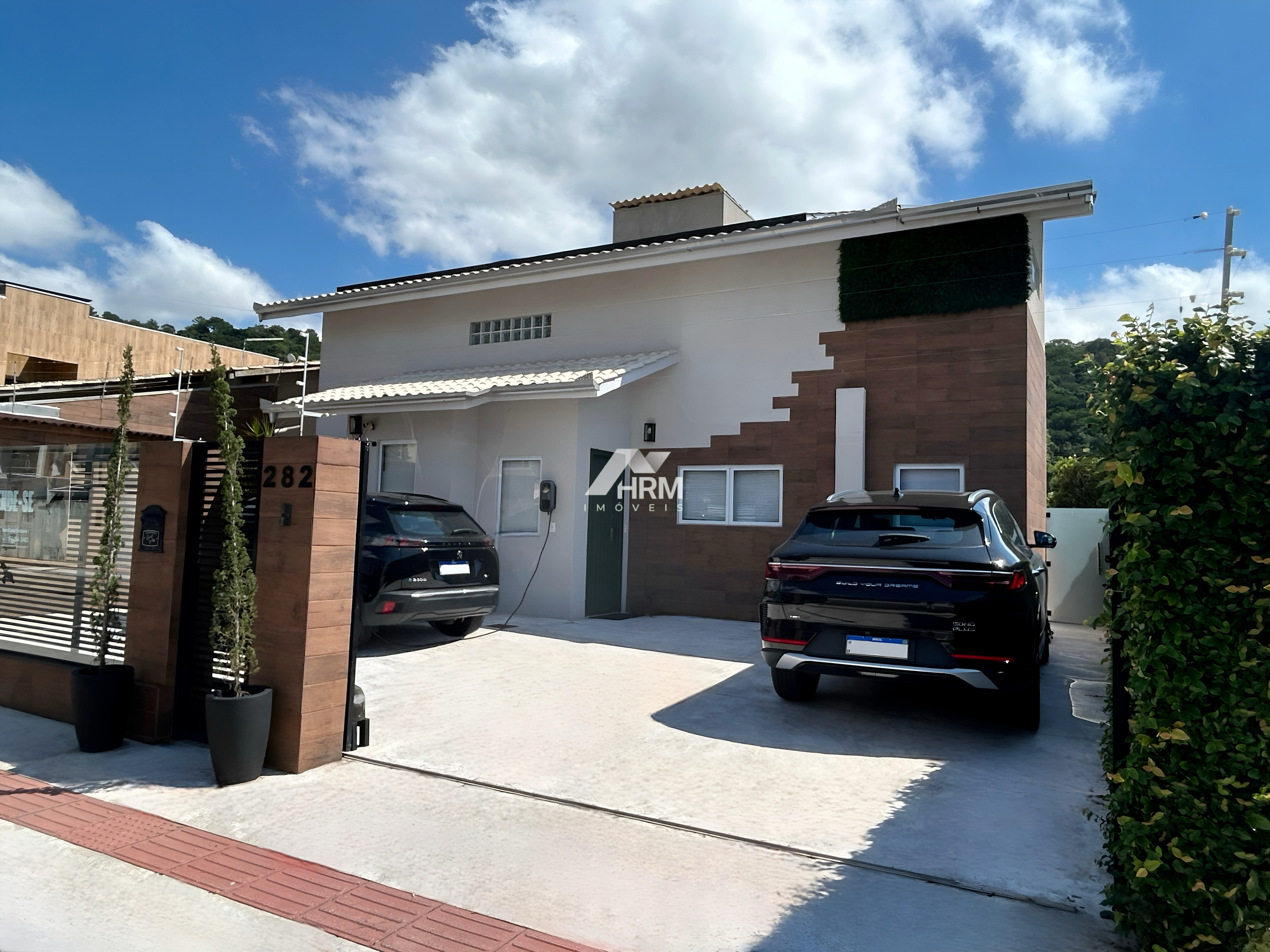 Casa Residencial de 3 Dormitórios com 2 Suítes — Balneário Camboriú (Nova Esperança)