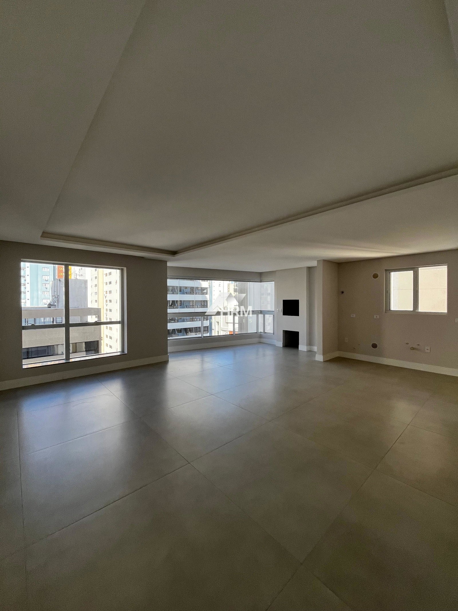 Apartamento, 04 suítes e 05 banheiros no Centro, Balneário Camboriú.