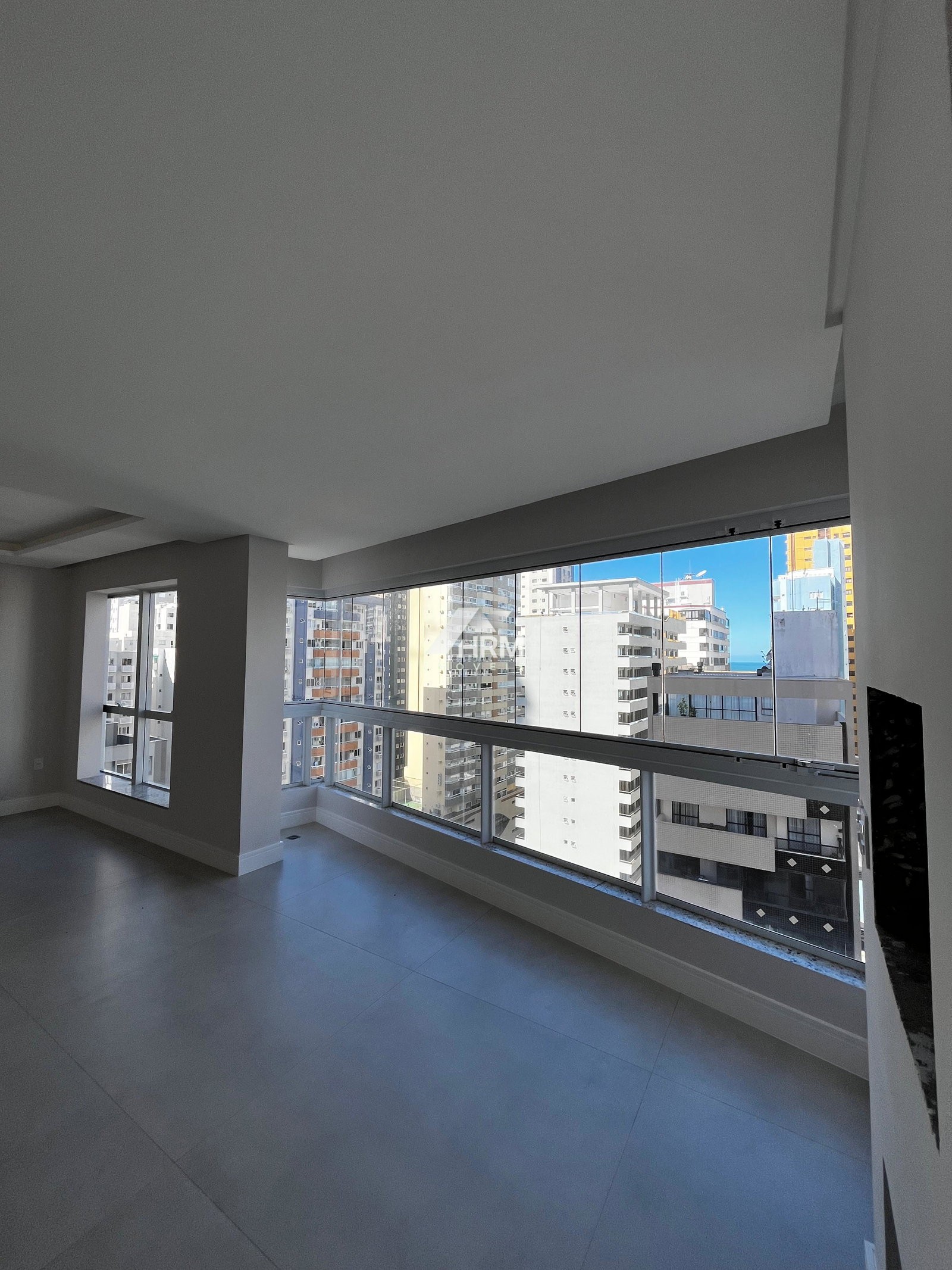 Apartamento, 04 suítes e 05 banheiros no Centro, Balneário Camboriú.