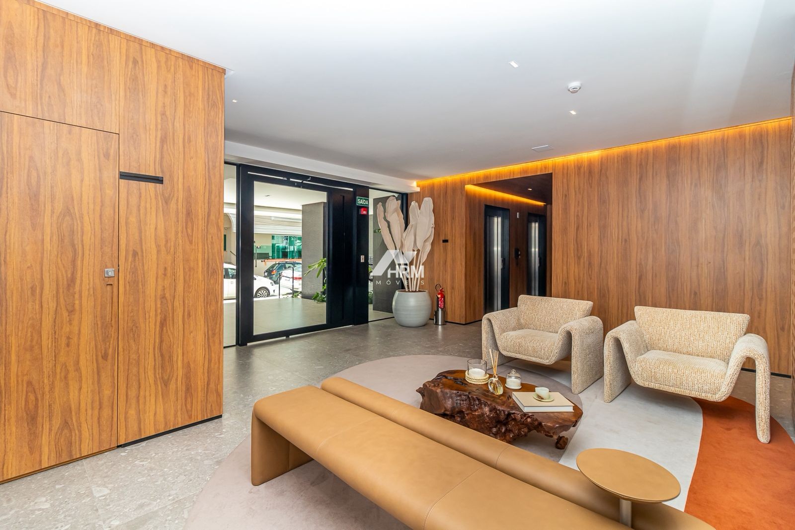 Apartamento com 04 suítes no Centro de Balneário Camboriú.