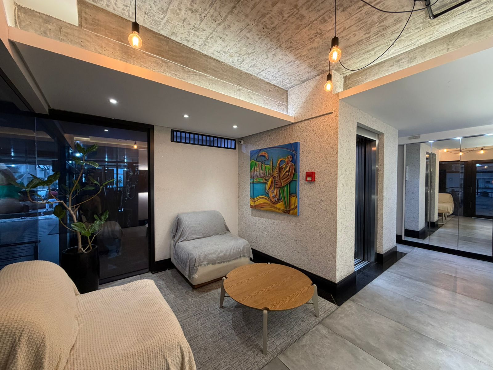 Apartamento com 3 suítes, mobiliado, equipado e decorado no Centro de Balneário Camboriú.