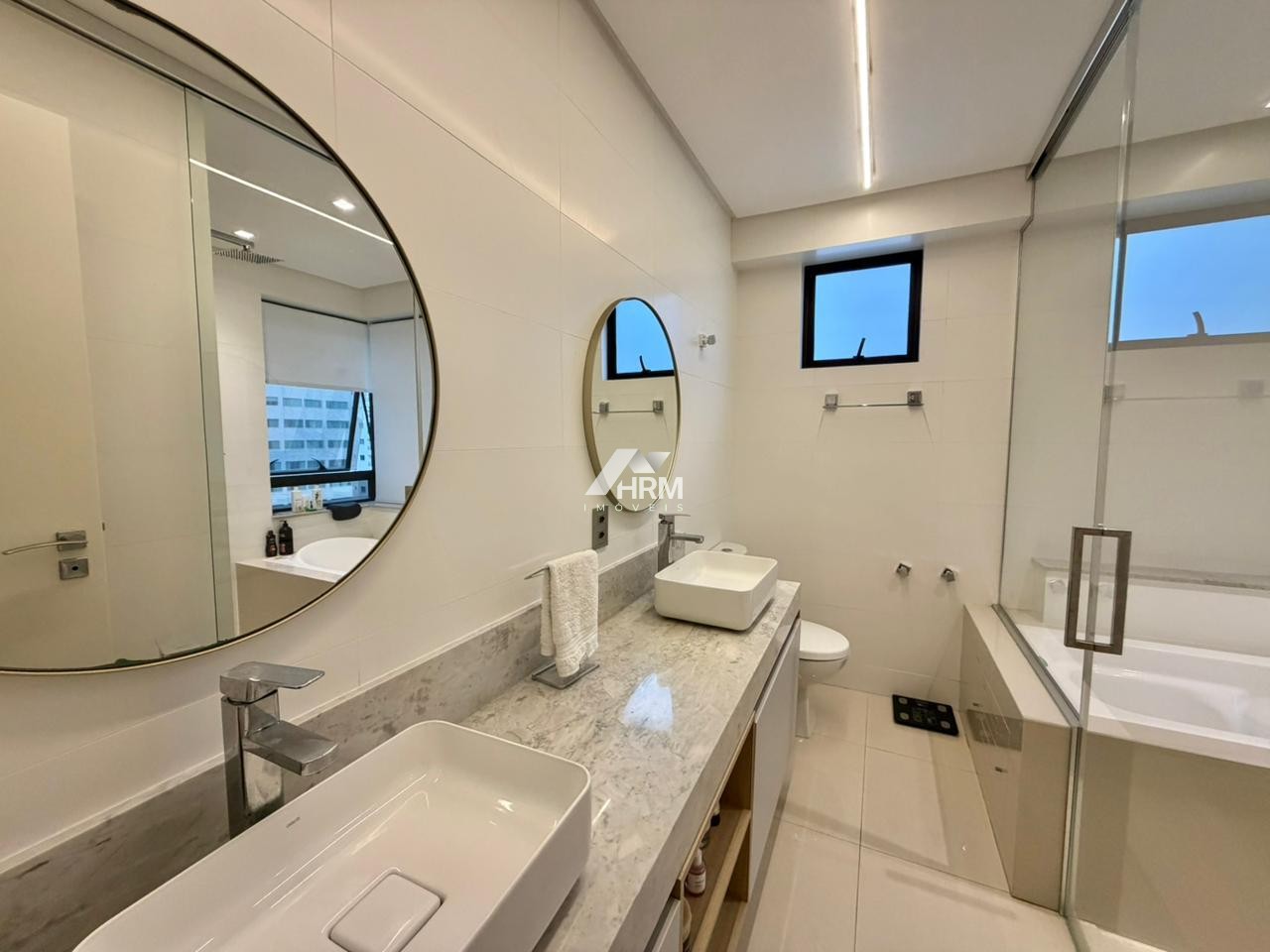 Apartamento de 03 suítes, Centro, Balneário Camboriú.