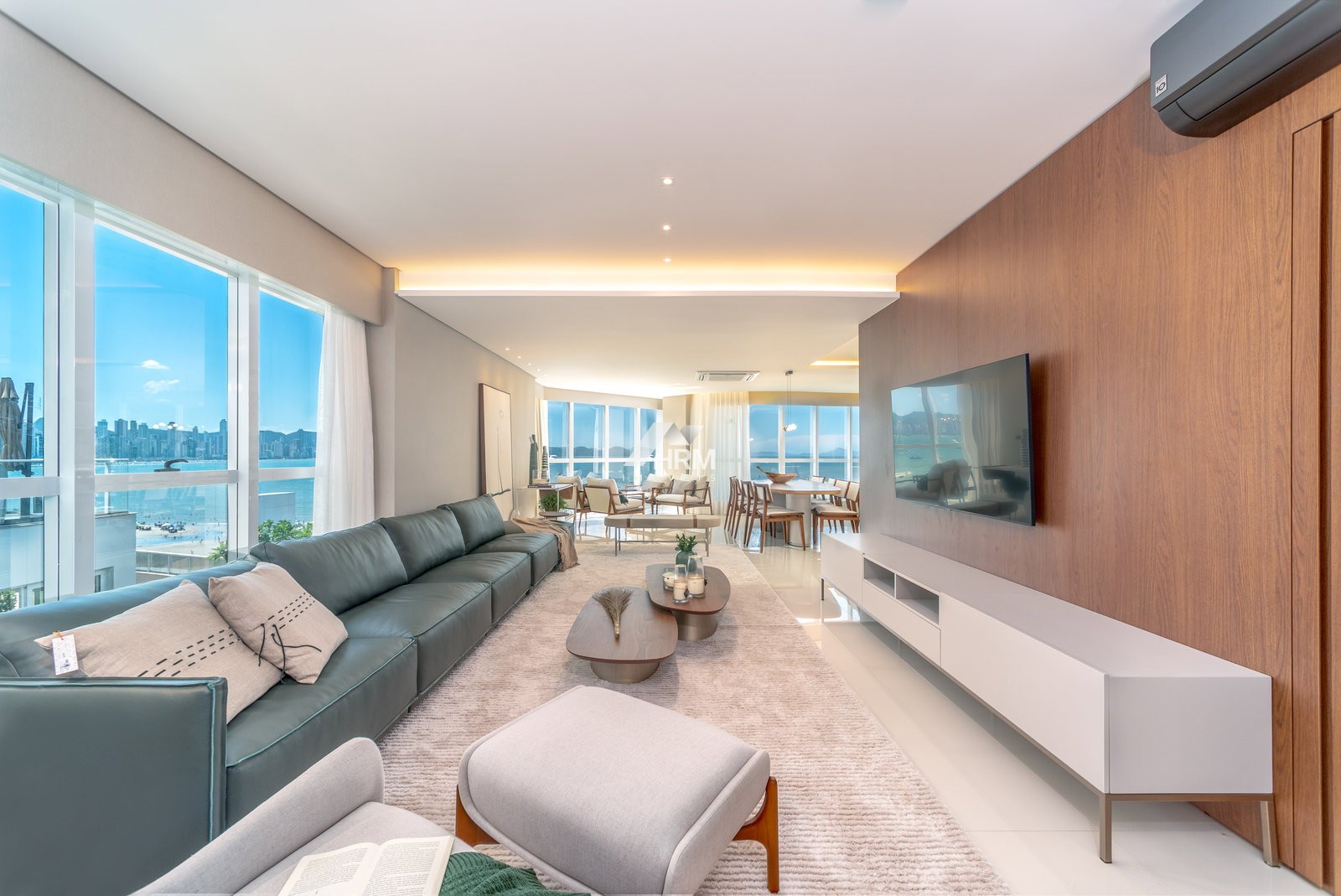 Apartamento com 04 Suítes, Frente Mar, Vista Panorâmica no Centro de Balneário Camboriú.