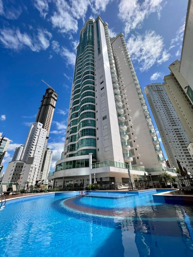 Apartamento mobiliado na Av. Brasil com 03 suítes e 03 vagas.