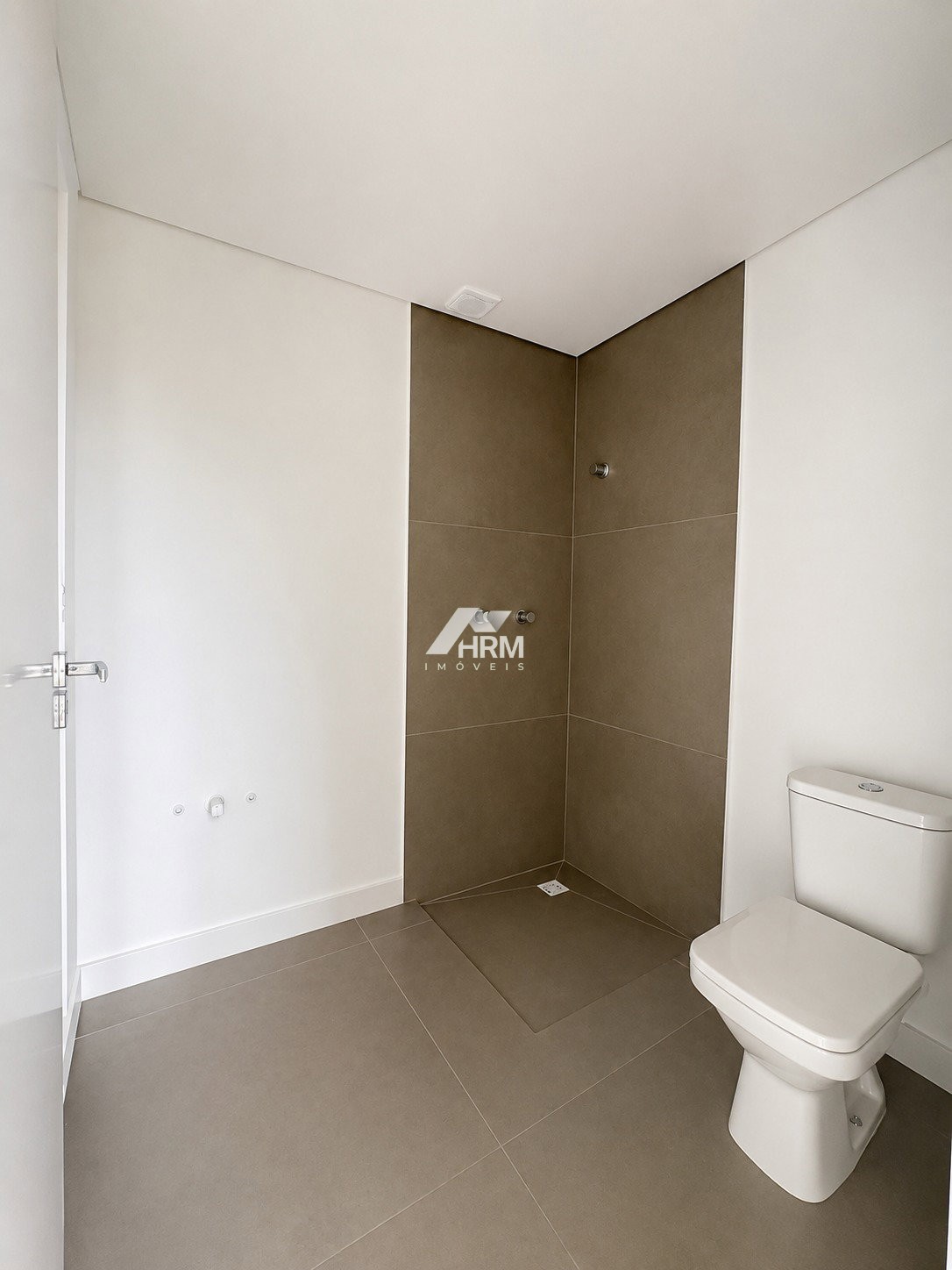 Apartamento com sacada, 02 quartos, sendo 01 suíte. Camboriú-SC.