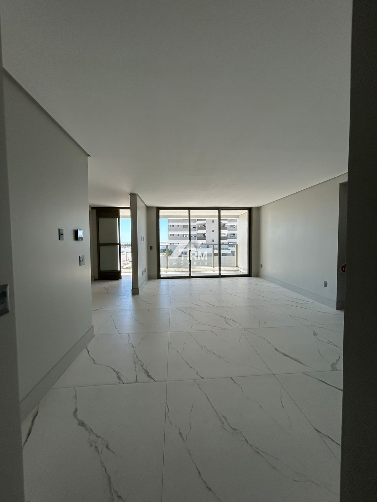 Apartamento com Varanda Gourmet e 03 Suítes. Centro, Itajaí-SC.