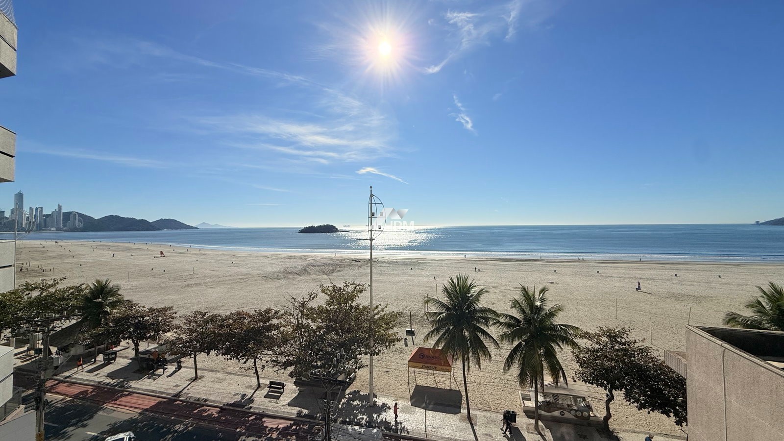 Apartamento de 03 suítes na Av. Atlântica, Centro, Balneário Camboriú.