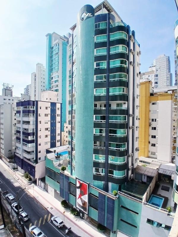 Apartamento quadra mar, mobiliado 2 dormitórios e 2 vagas para venda em Balneário Camboriú-SC