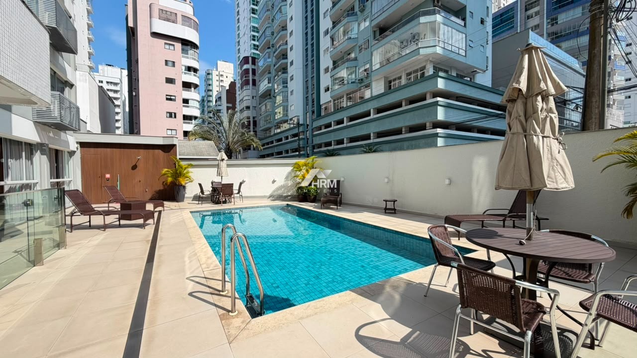 Apartamento Mobiliado, Com 03 Quartos, Sendo 01 Suíte no Centro de Balneário Camboriú.