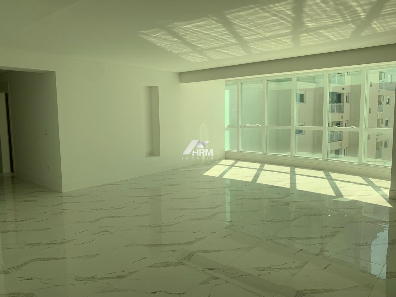 Apartamento Quadra Mar, 04 Suítes no Centro de Balneário Camboriú.
