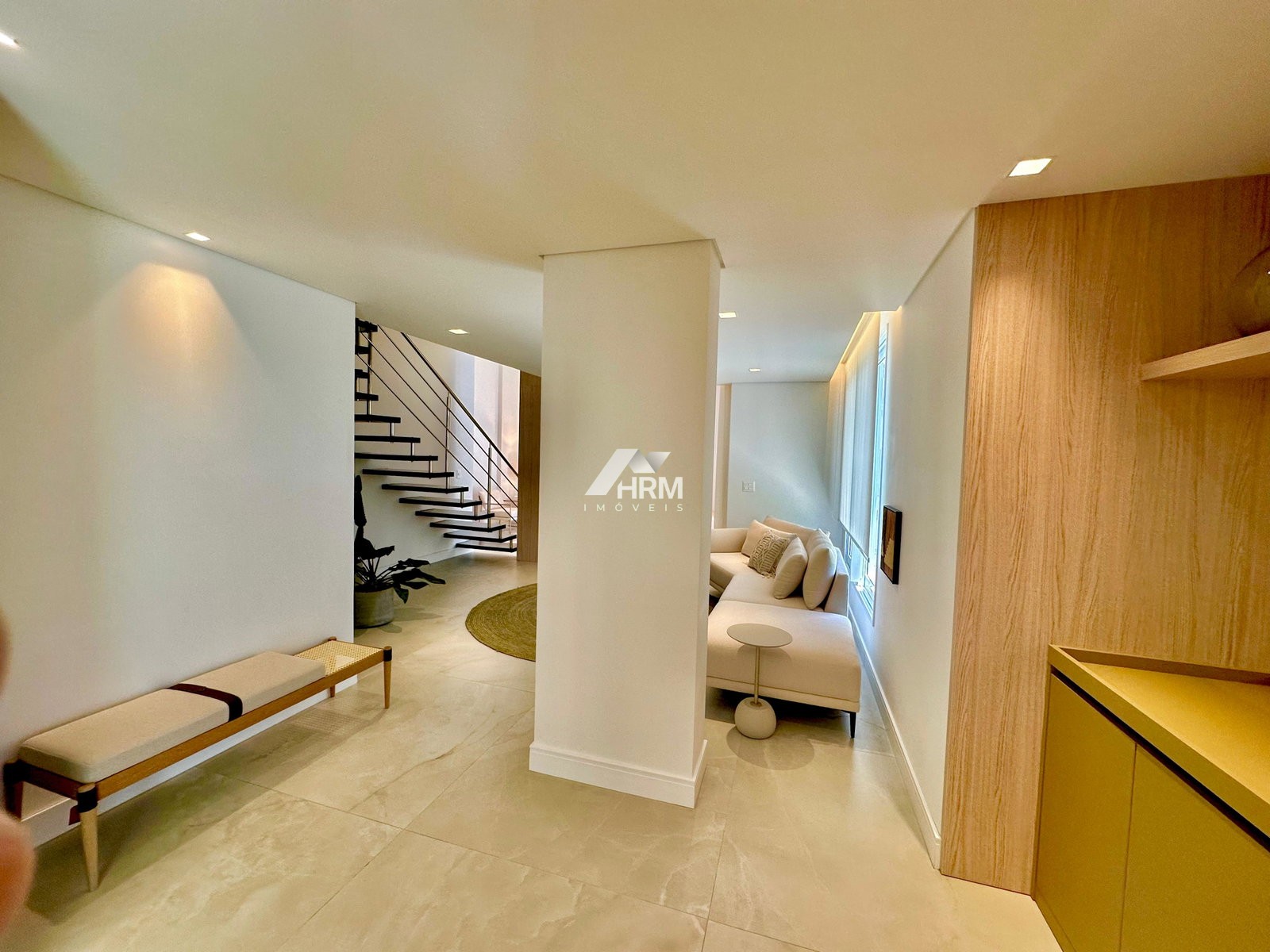 Apartamento Decorado, com 03 Suítes e 03 Vagas de Garagem. Praia Brava, Itajaí.