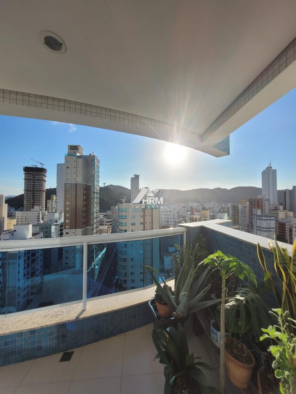 Apartamento com Vista Panorâmica no Centro de Balneário Camboriú.