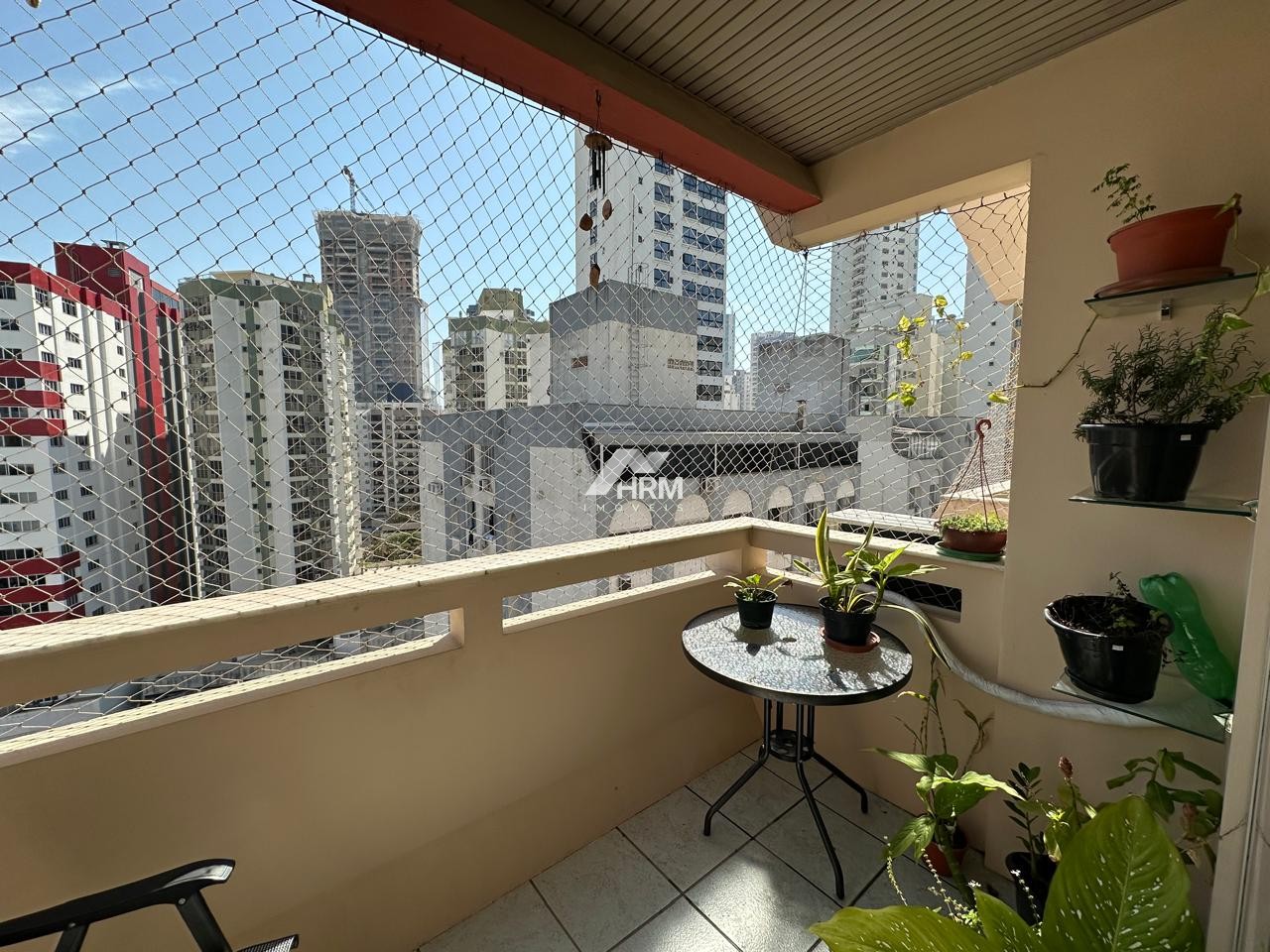 Apartamento com Vista Panorâmica, 04 Suítes, no Centro de Balneário Camboriú.