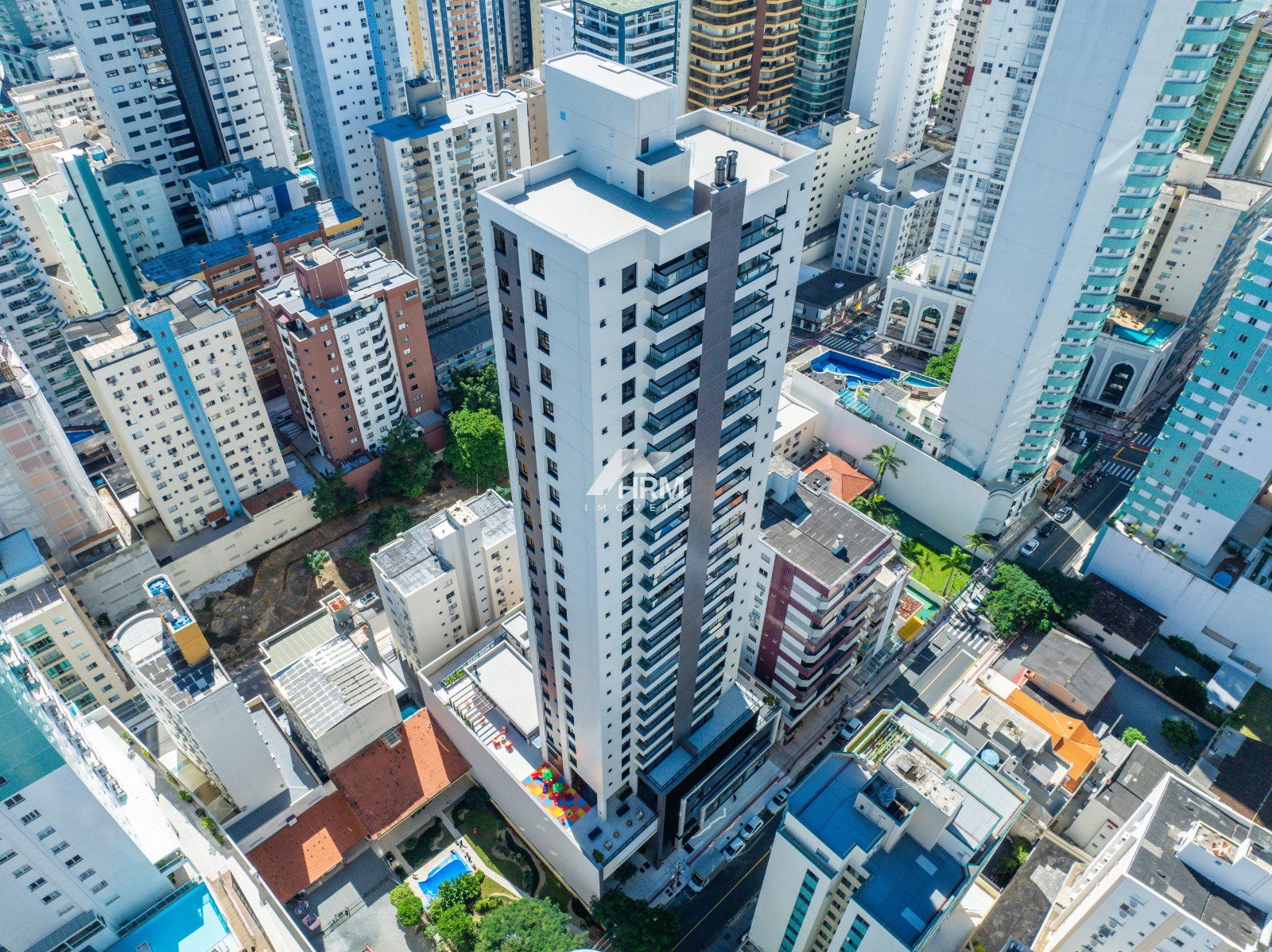 Apartamento de 02 suítes no centro de Balneário Camboriú.