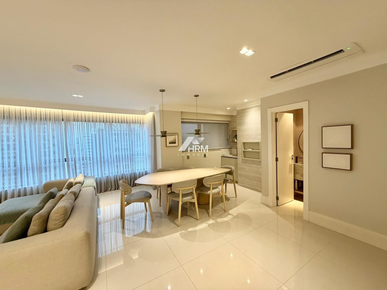 Apartamento de 03 suítes, Centro, Balneário Camboriú.