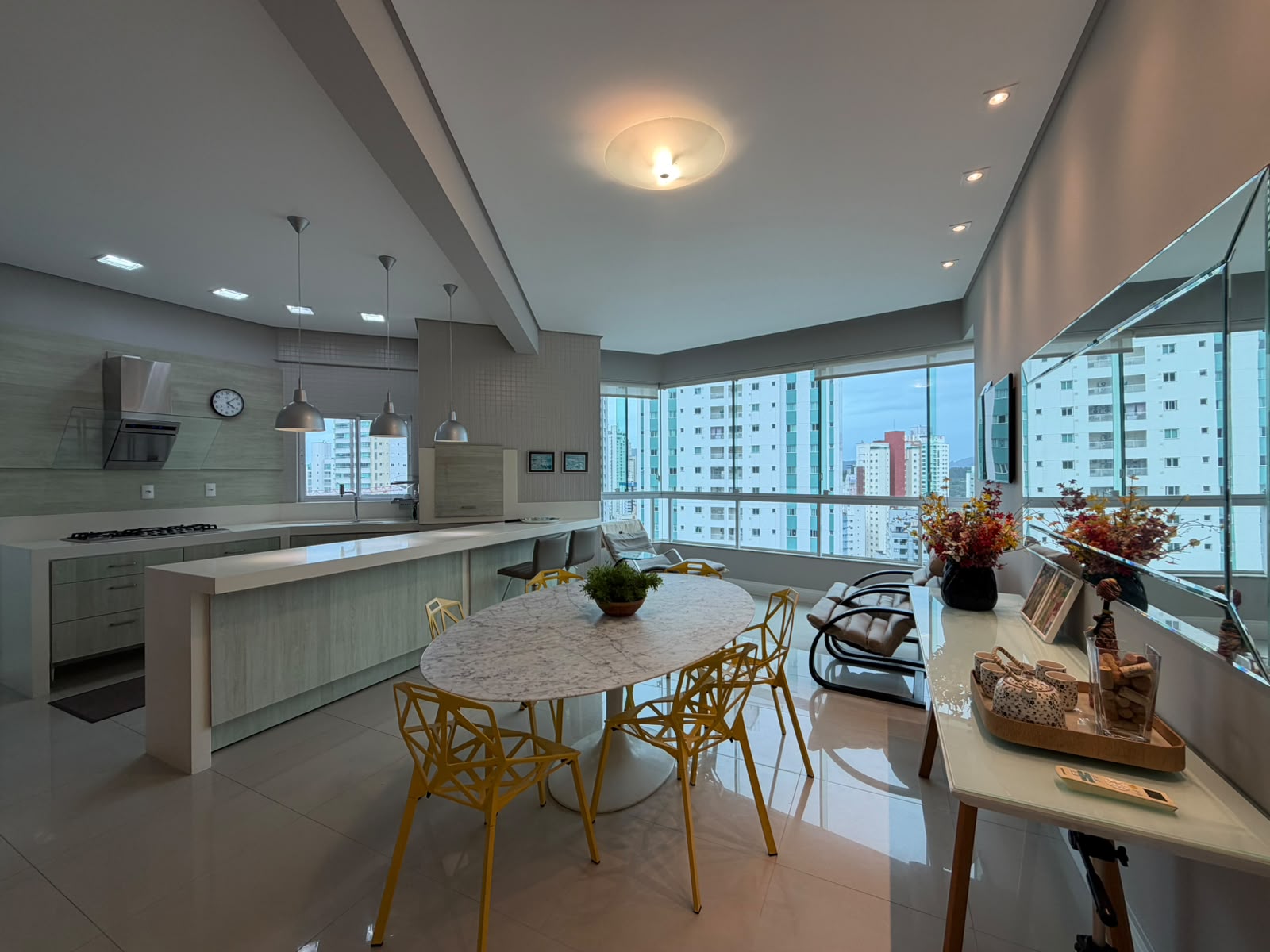 Apartamento com 03 suítes e 02 vagas lado a lado no Centro de Balneário Camboriú.