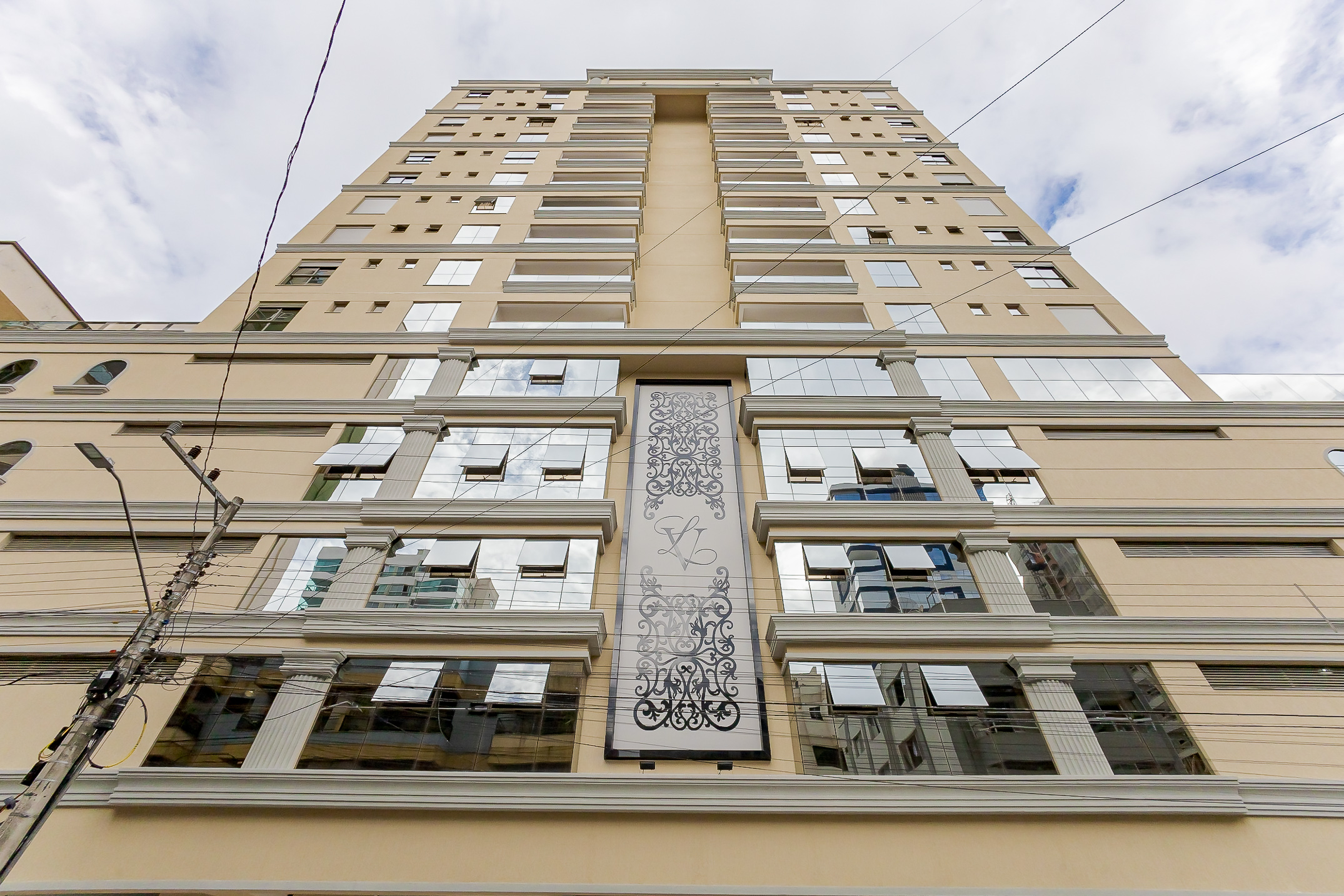 Apartamento com 3 suítes e 4 banheiros - Meia Praia, Itapema - SC