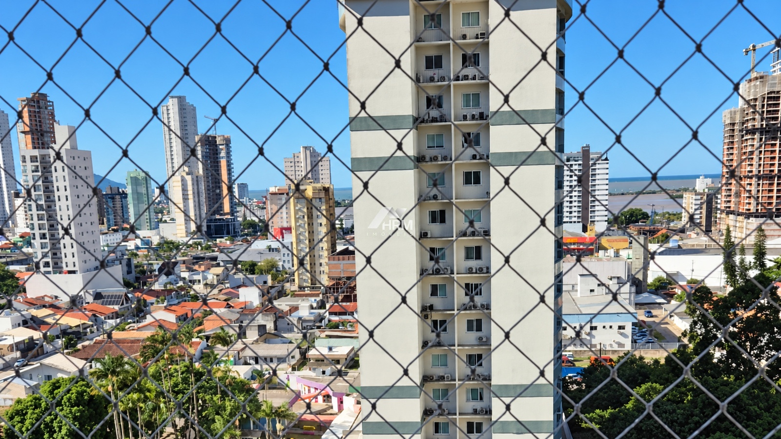 Apartamento com 3 dormitórios(1 suíte), sacada e 2 vagas no bairro Fazenda