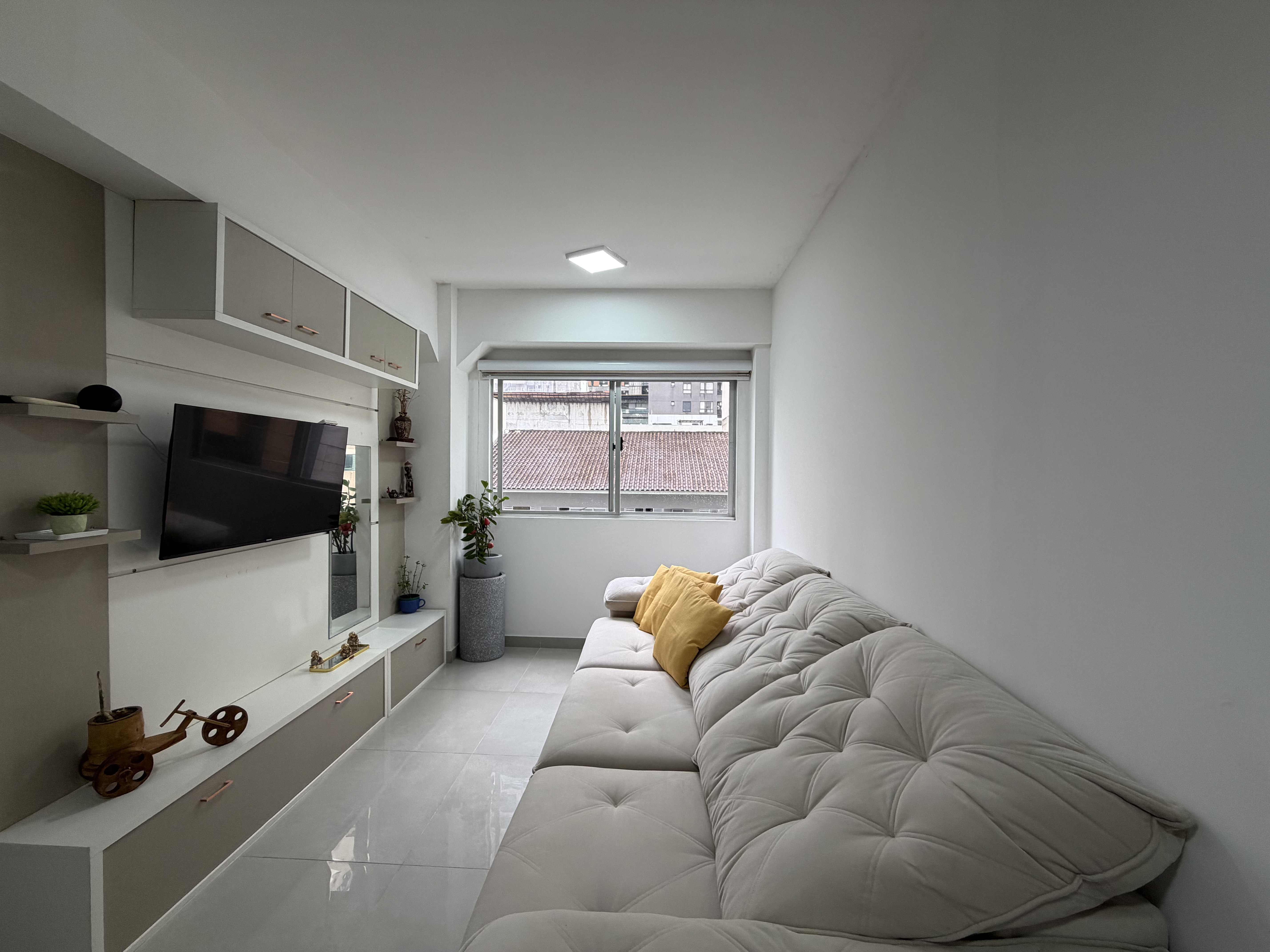Apartamento com 02 quartos e 01 vaga privativa na Barra Sul de Balneário Camboriú.