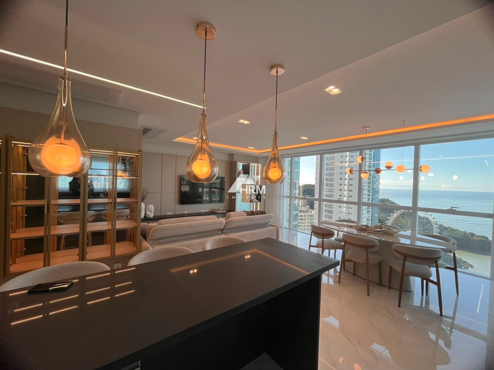 Apartamento com 04 suítes e 04 vagas de garagem em Balneário Camboriú.