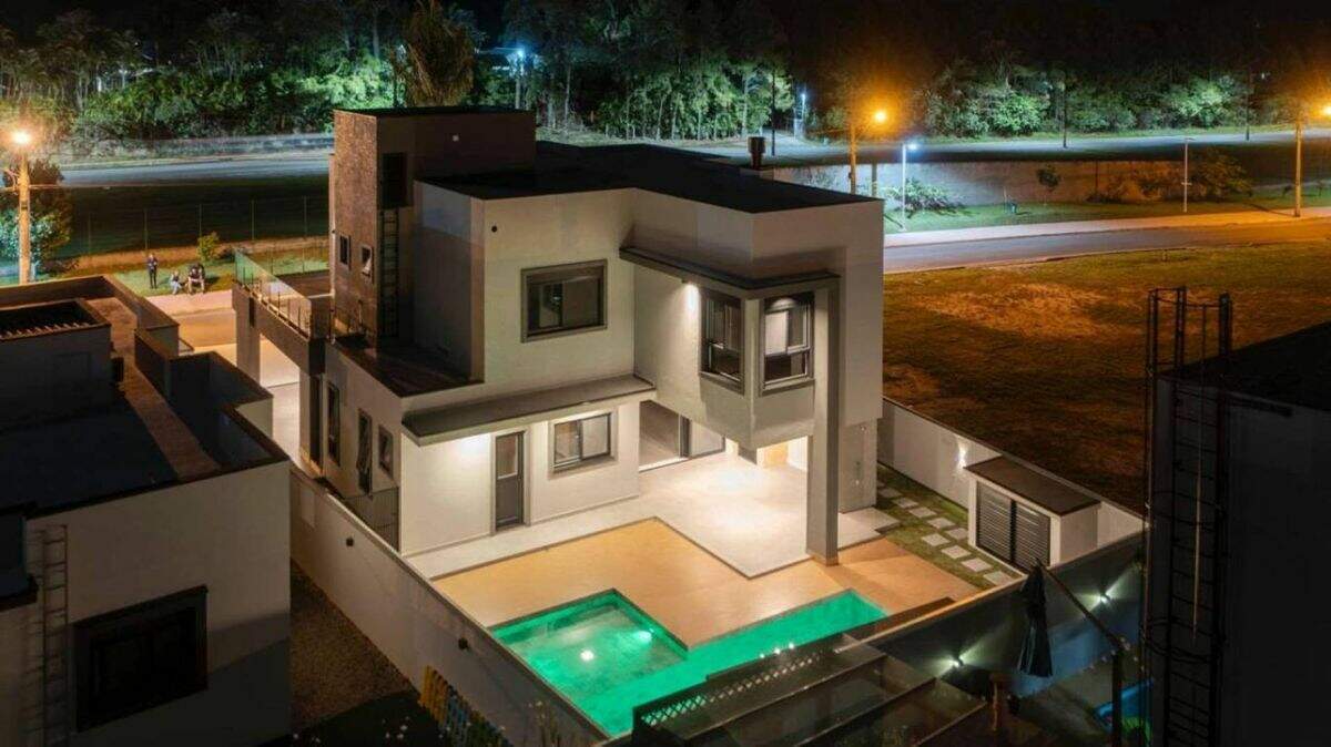 Casa em condomínio fechado, 4 quartos, camboriú-sc