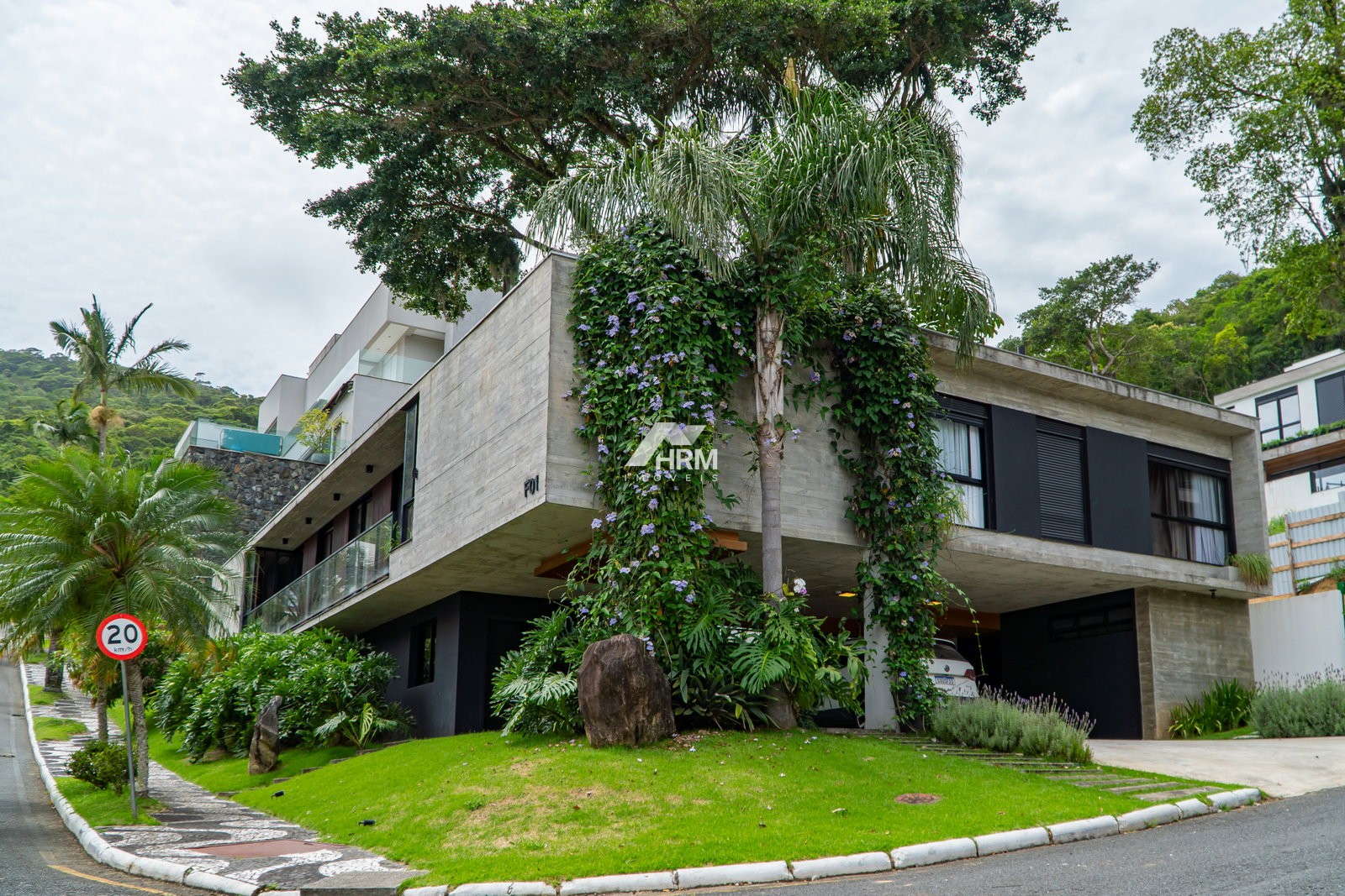 Bela casa com 04 suítes, no bairro da Barra em Balneário Camboriú.
