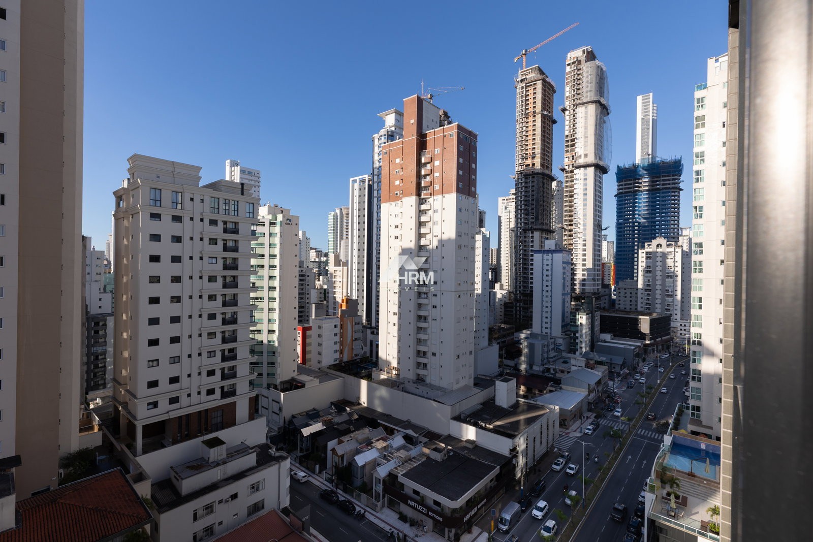 Apartamento com 02 suítes e 03 vagas de garagem em Balneário Camboriú.
