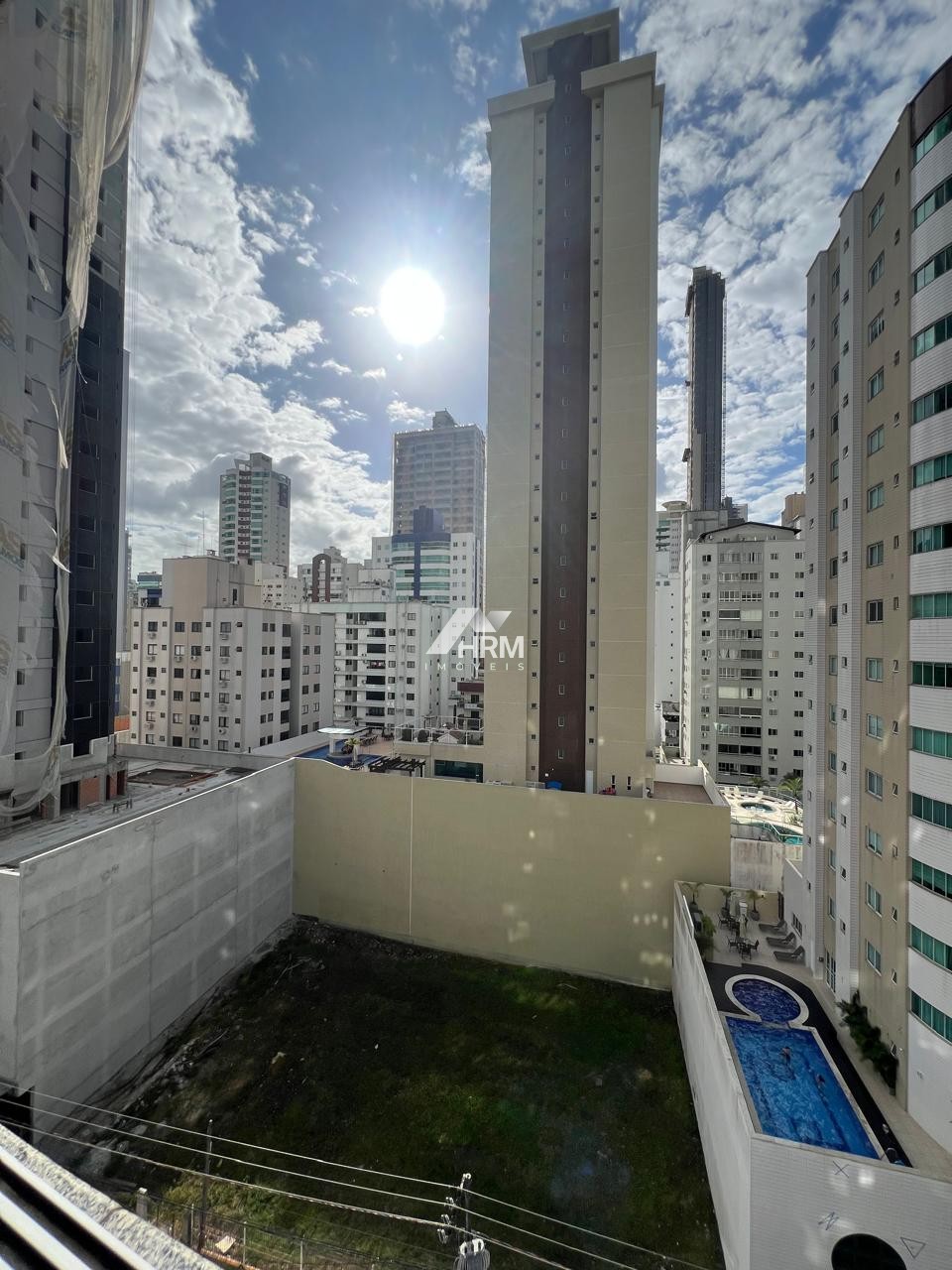 Apartamento, 2 dormitórios, churrasqueira, 1 vaga em Balneário Camboriú.
