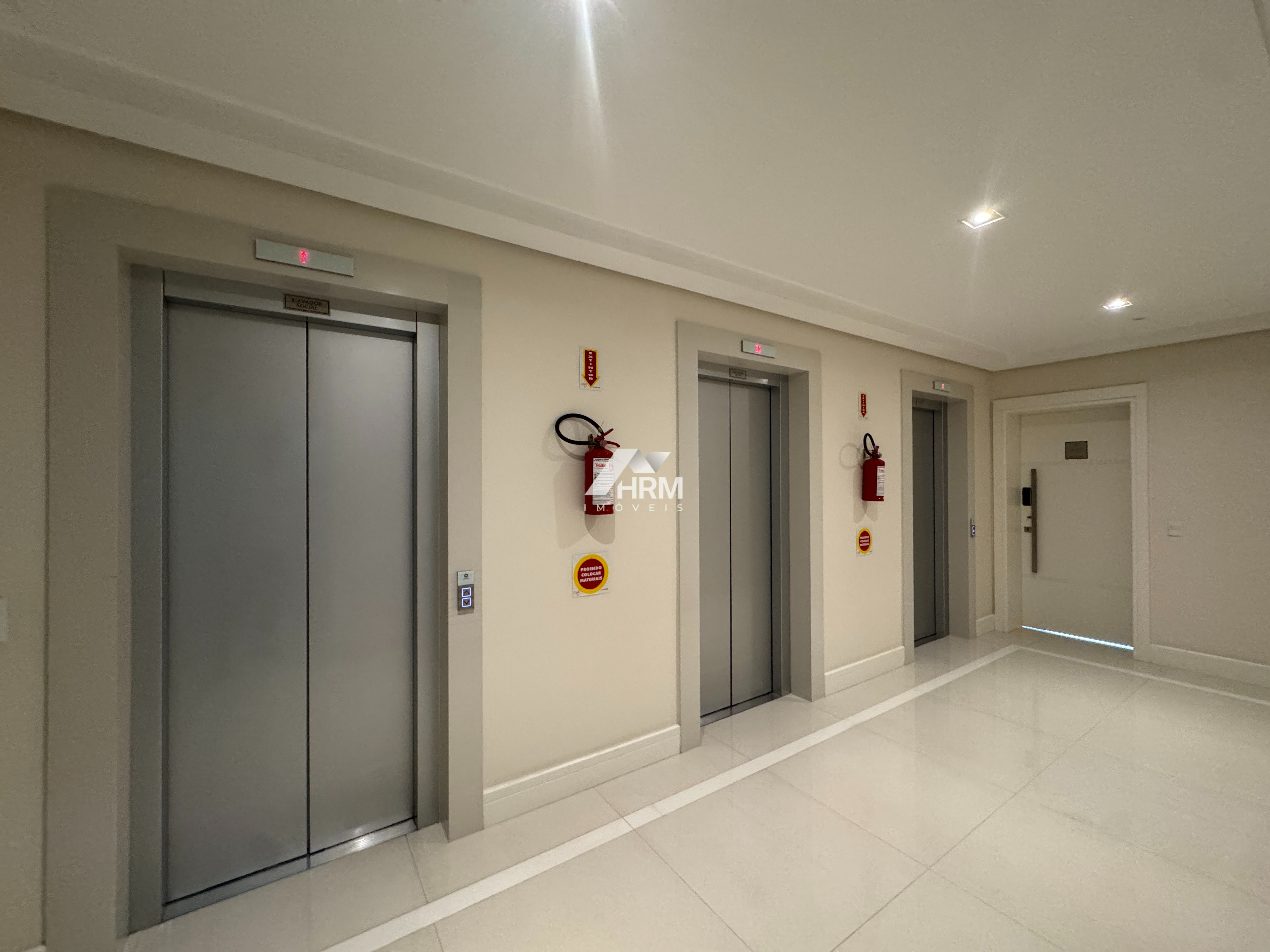 Apartamento à venda, com 04 suítes no bairro - Pioneiros, Balneário Camboriú.