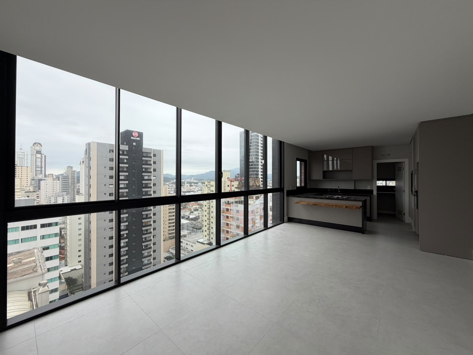 Apartamento com 04 suítes no Centro de Balneário Camboriú.